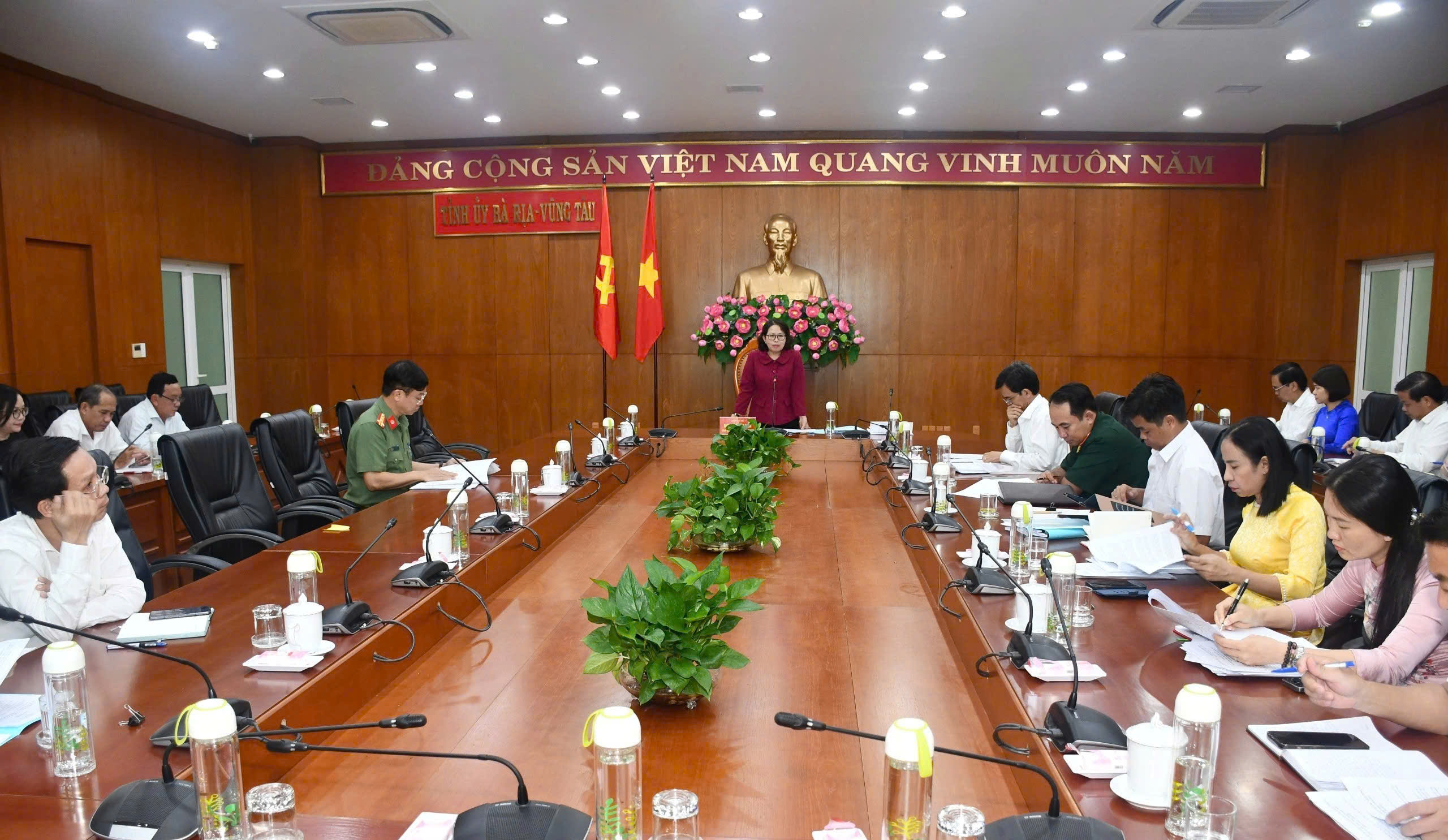 Bà Nguyễn thị Yến, Phó Bí thư Thường trực Tỉnh ủy, Trưởng Đoàn ĐBQH tỉnh phát biểu  tại hội nghị