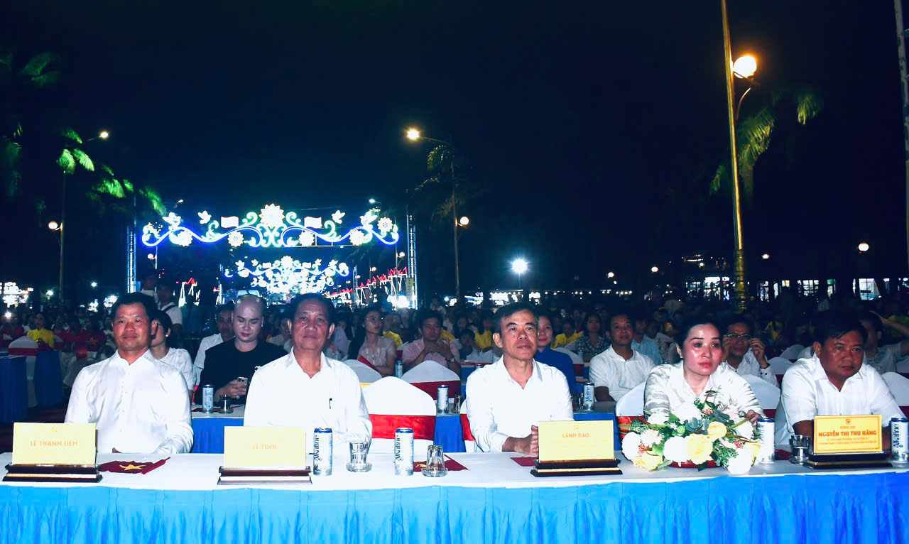 Đông đảo người dân huyện Châu Đức đến thưởng thức chương trình nghệ thuật.