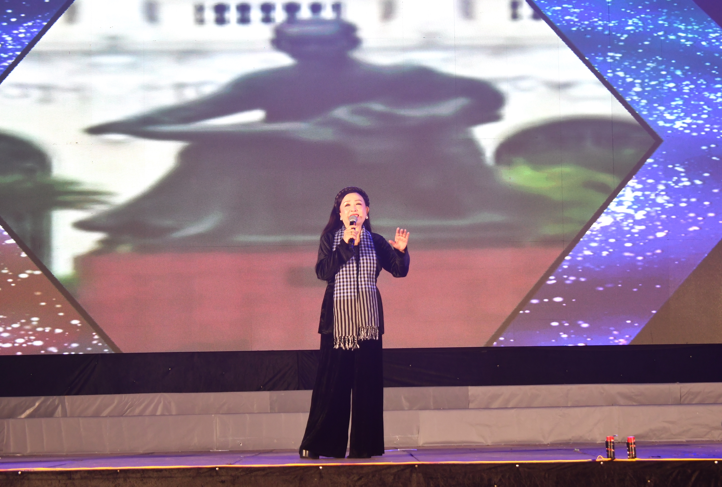 NSND Thu Hiền với ca khúc 