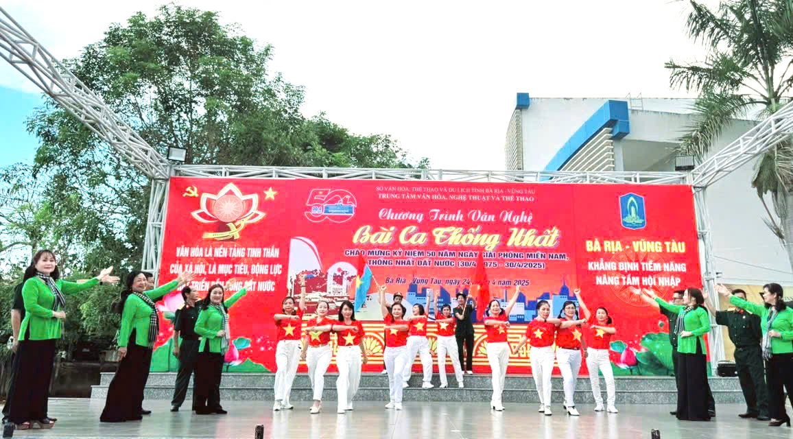 CLB thành phố Biển dầu trình diễn tiết mục 