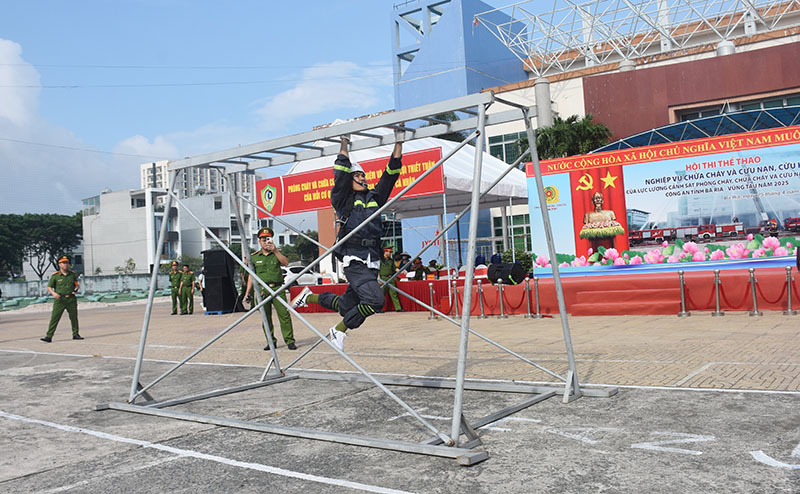 Các vận động viên tham gia phận thi chạy 100m vượt chướng ngại vật, cứu nạn cứu hộ