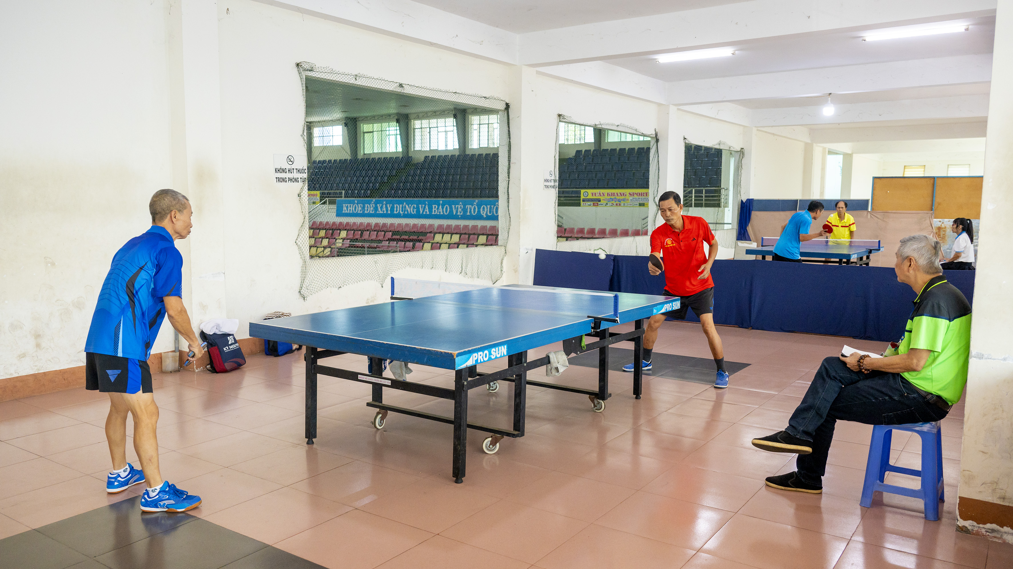 Vận động viên tranh tài ở môn bóng bàn.