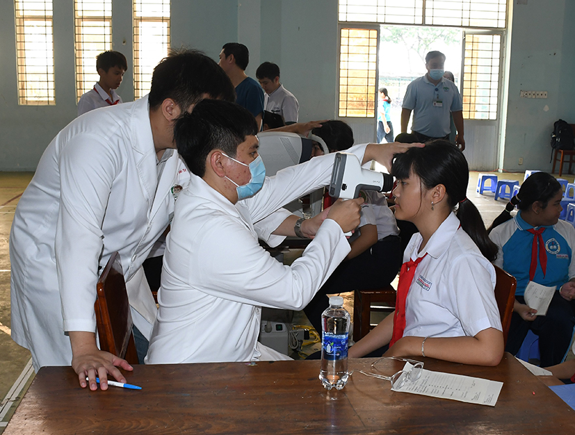 Bác sĩ Bệnh viện Mắt tỉnh kiểm tra thị lực cho học sinh Trường THCS Nguyễn Gia Thiều (TP.Vũng Tàu).