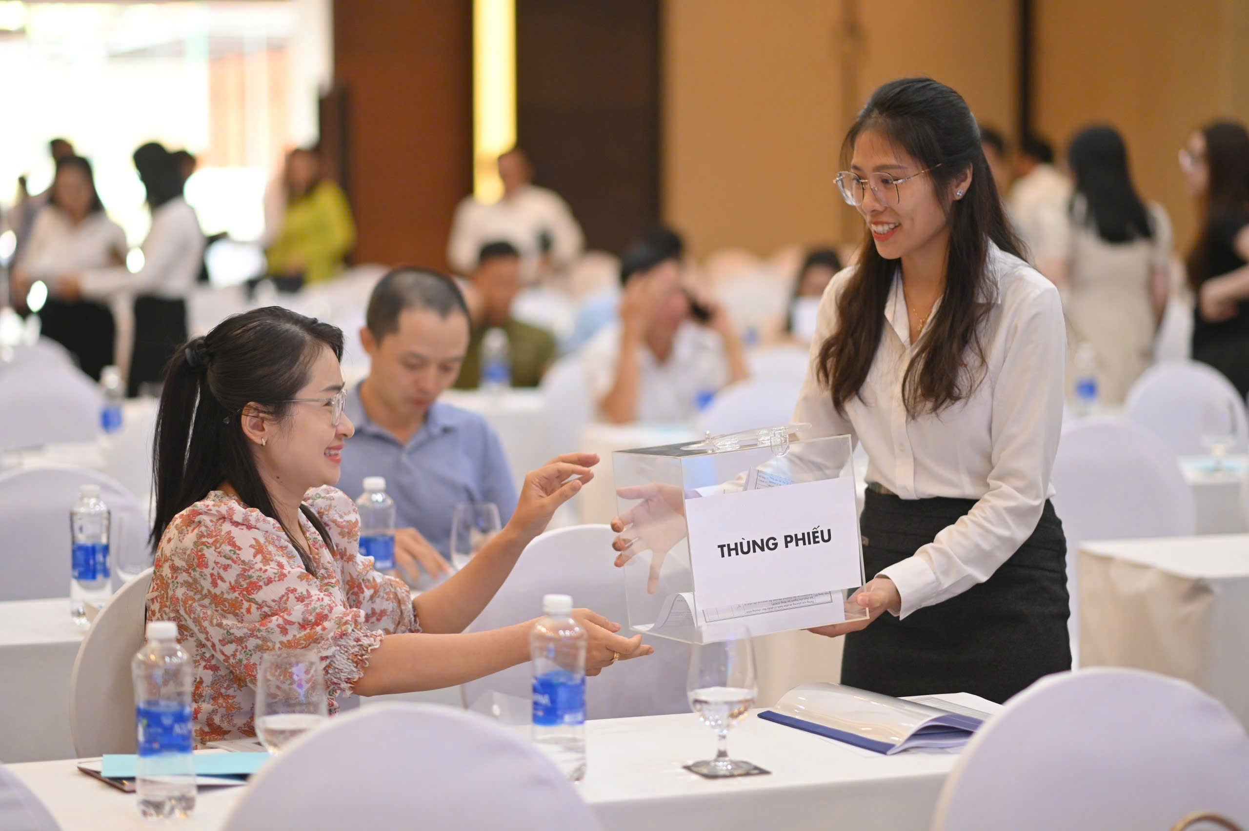 Cổ đông bỏ phiếu thông qua nghị quyết tại đại hội