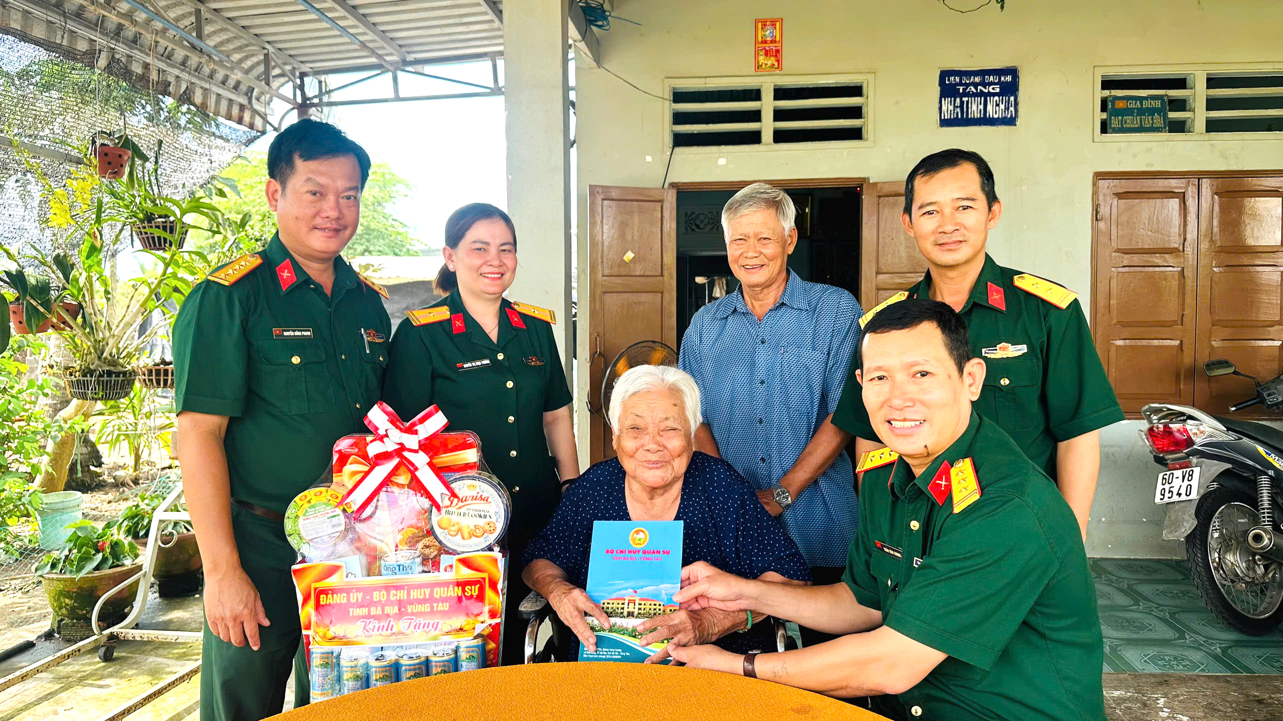 Đoàn thăm, tặng quà Mẹ VNAH Nguyễn Thị Chính (huyện Long Đất).