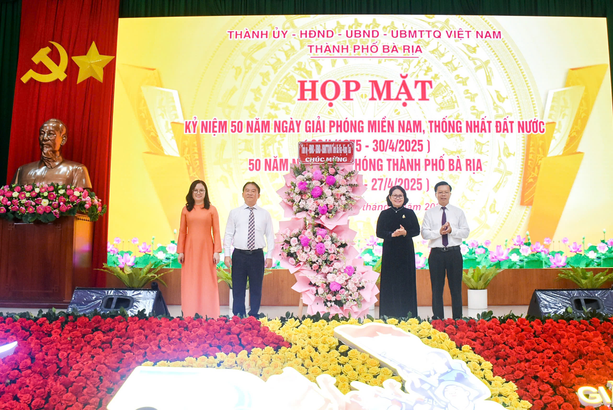 Bà Nguyễn Thị Yến, Phó Bí thư thường trực Tỉnh ủy, Trưởng đoàn Đại biểu Quốc hội tỉnh tặng lẵng hoa chúc mừng của Tỉnh ủy, HĐND, UBND, Ủy ban MTTQVN tỉnh 