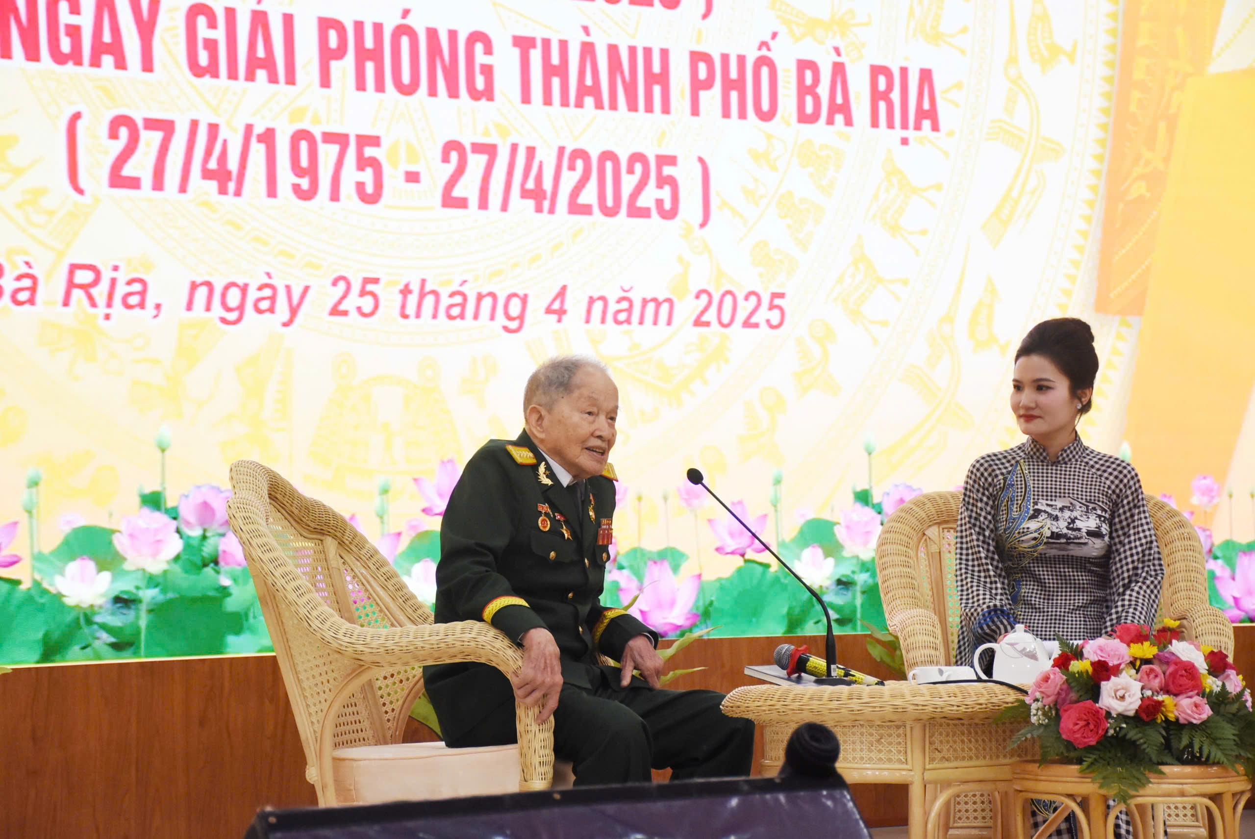 Đại tá Nguyễn Văn Tàu, AHLLVT nhân dân-người con ưu tú của quê hương Bà Rịa chia sẻ nhiều câu chuyện xúc động tại buổi gặp mặt.