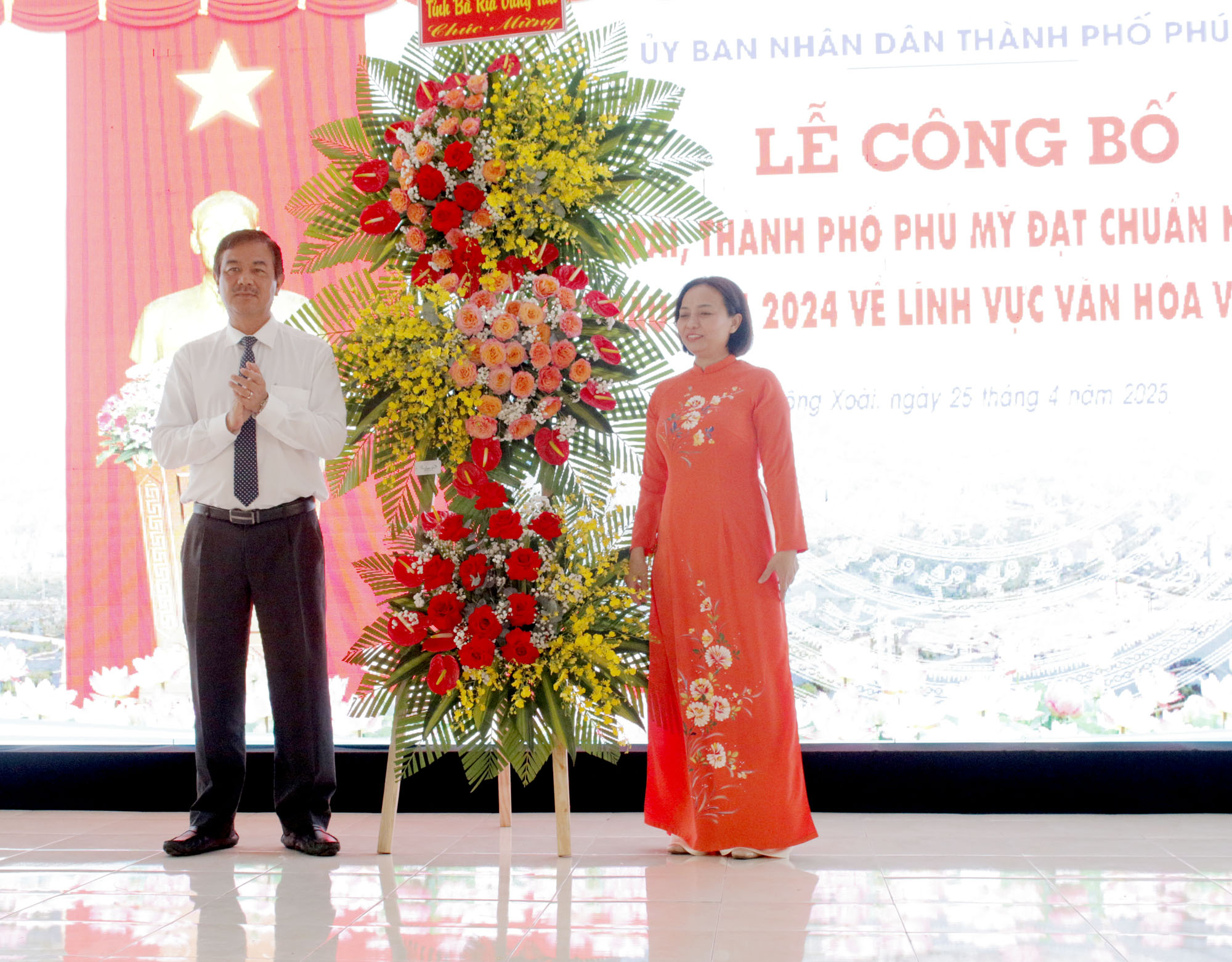 Ông Trịnh Hàng, Phó Chủ tịch UBMTTQ Việt Nam tỉnh tặng lẵng hoa của Tỉnh ủy, HĐND, UBND, UBMTTQ Việt Nam tỉnh chúc mừng Đảng bộ, chính quyền và Nhân dân xã Sông Xoài đạt chuẩn xã NTM kiểu mẫu.