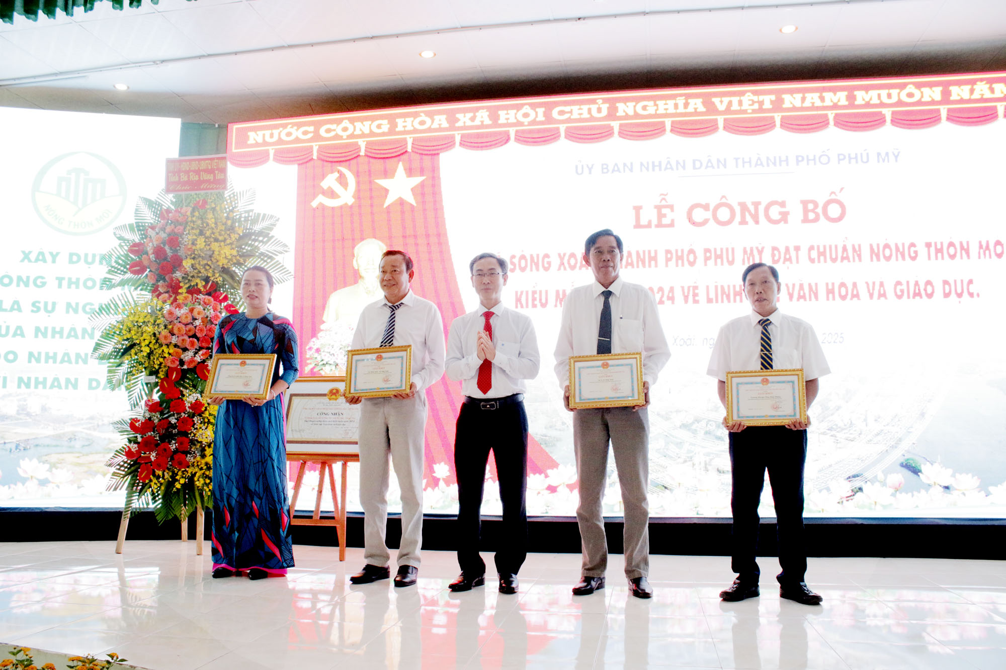 Lãnh đạo TP. Phú Mỹ tặng giấy khen cho các tập thể có thành tích xuất sắc trong phong trào xây dựng NTM kiểu mẫu năm 2024 trên địa bàn xã Sông Xoài.