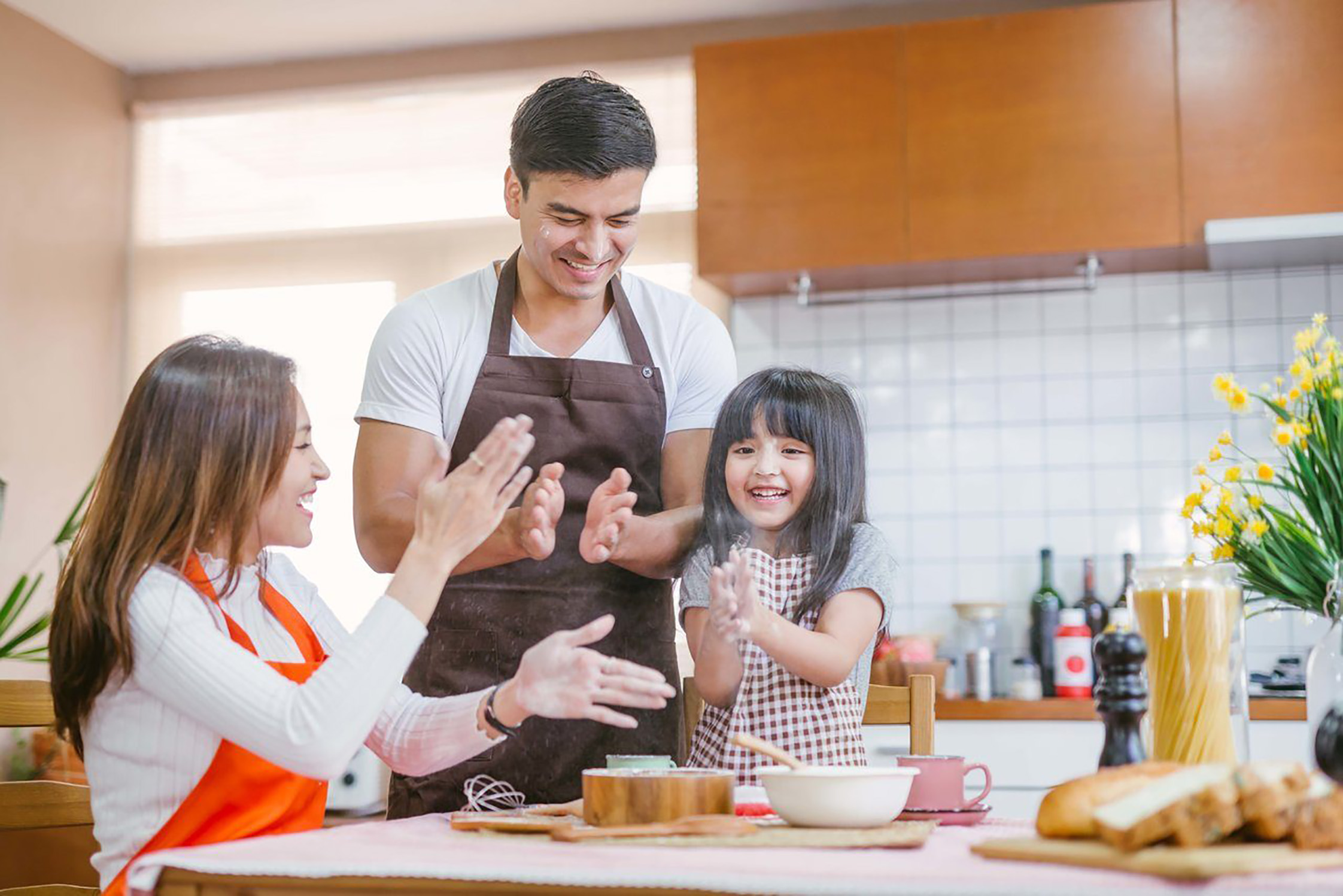 Người phụ nữ cần cân đối công việc và nghỉ ngơi, thư giãn hợp lý để tái tạo năng lượng bản thân và vun vén hạnh phúc gia đình. Ảnh minh họa