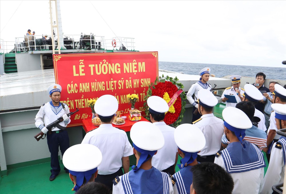 Nhiều năm qua, những người lính biển trên Nhà giàn DK1 đã hiến dâng cả tuổi xuân, dũng cảm đối mặt với hiểm nguy, bão tố, giữ vững chủ quyền biển, đảo thiêng liêng của Tổ quốc.   