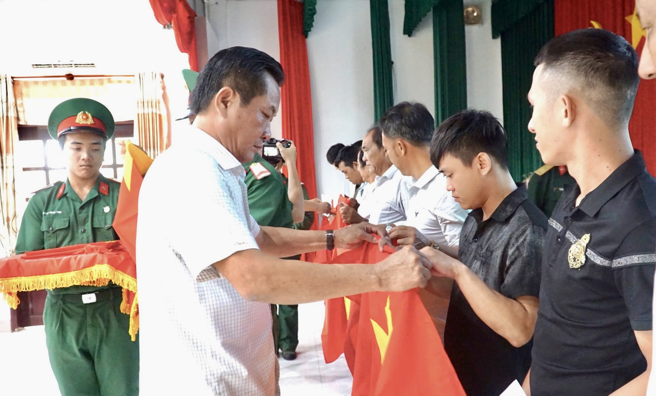 Lãnh đạo huyện Xuyên Mộc trao quà cho các ngư dân tham gia chương trình.