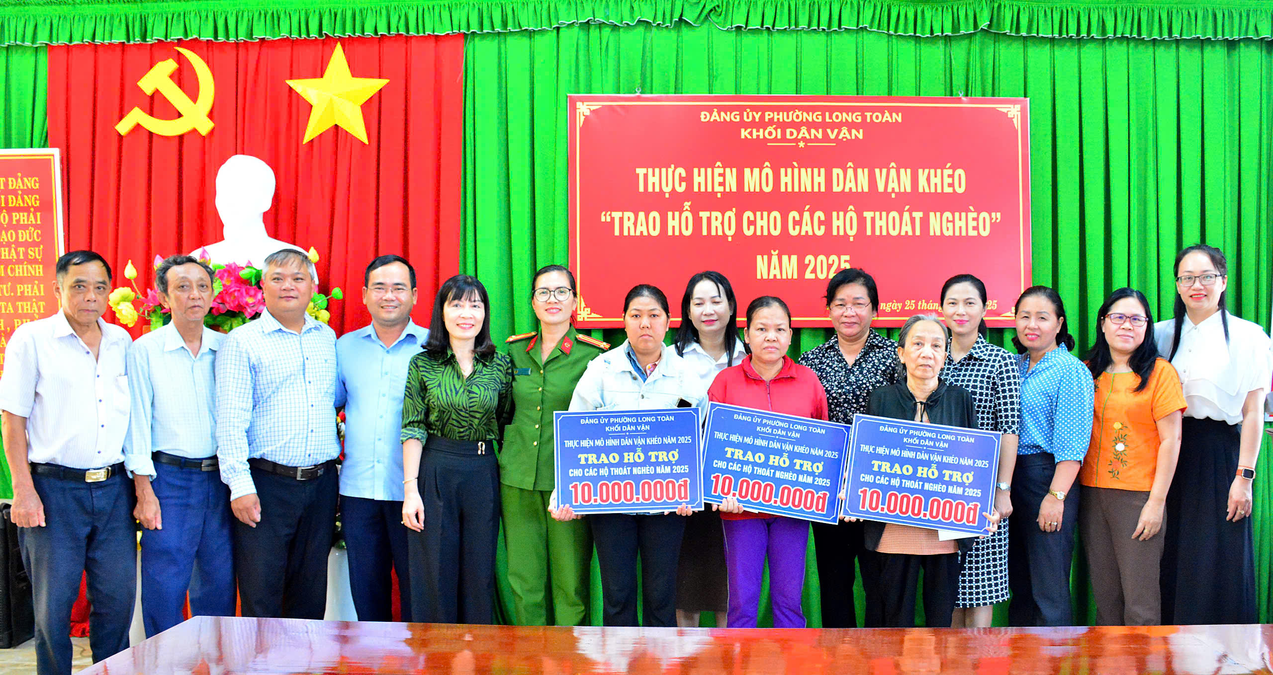 Đại diện phường Long Toàn trao sổ tiết kiệm cho đối tượng bảo trợ xã hội.