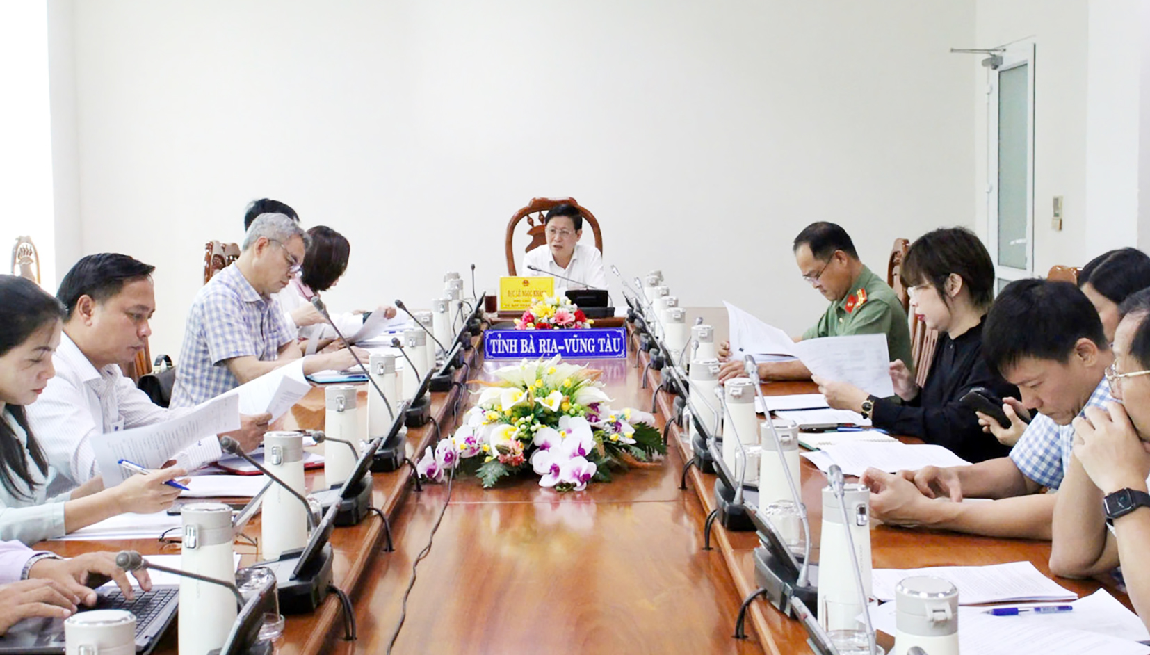 Phó Chủ tịch UBND tỉnh Lê Ngọc Khánh chủ trì cuộc họp.