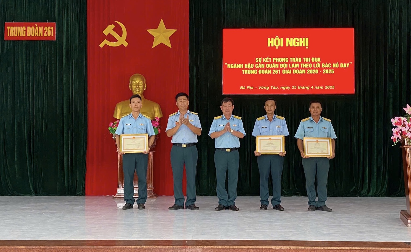 Trung đoàn 261 khen thưởng các tập thể, cá nhân có thành tích xuất sắc trong phong trào ngành hậu cần quân đội làm theo lời Bác Hồ dạy.