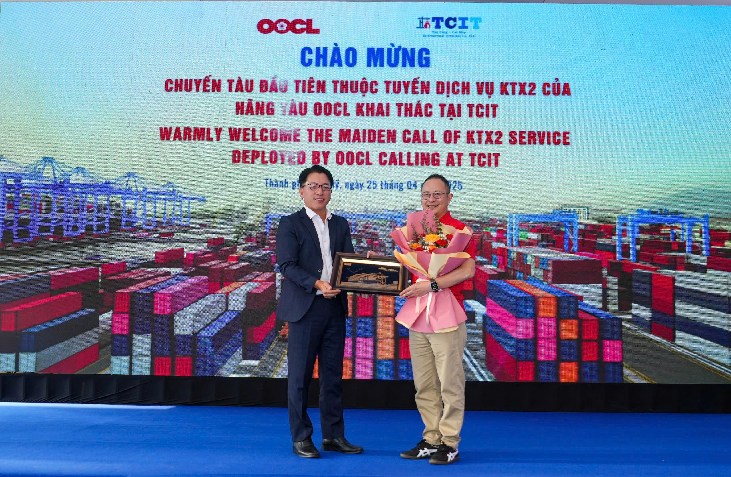 Đại diện lãnh đạo cảng TCIT tặng hoa và quà cho đại diện lãnh đạo hãng tàu OOCL (Việt Nam).