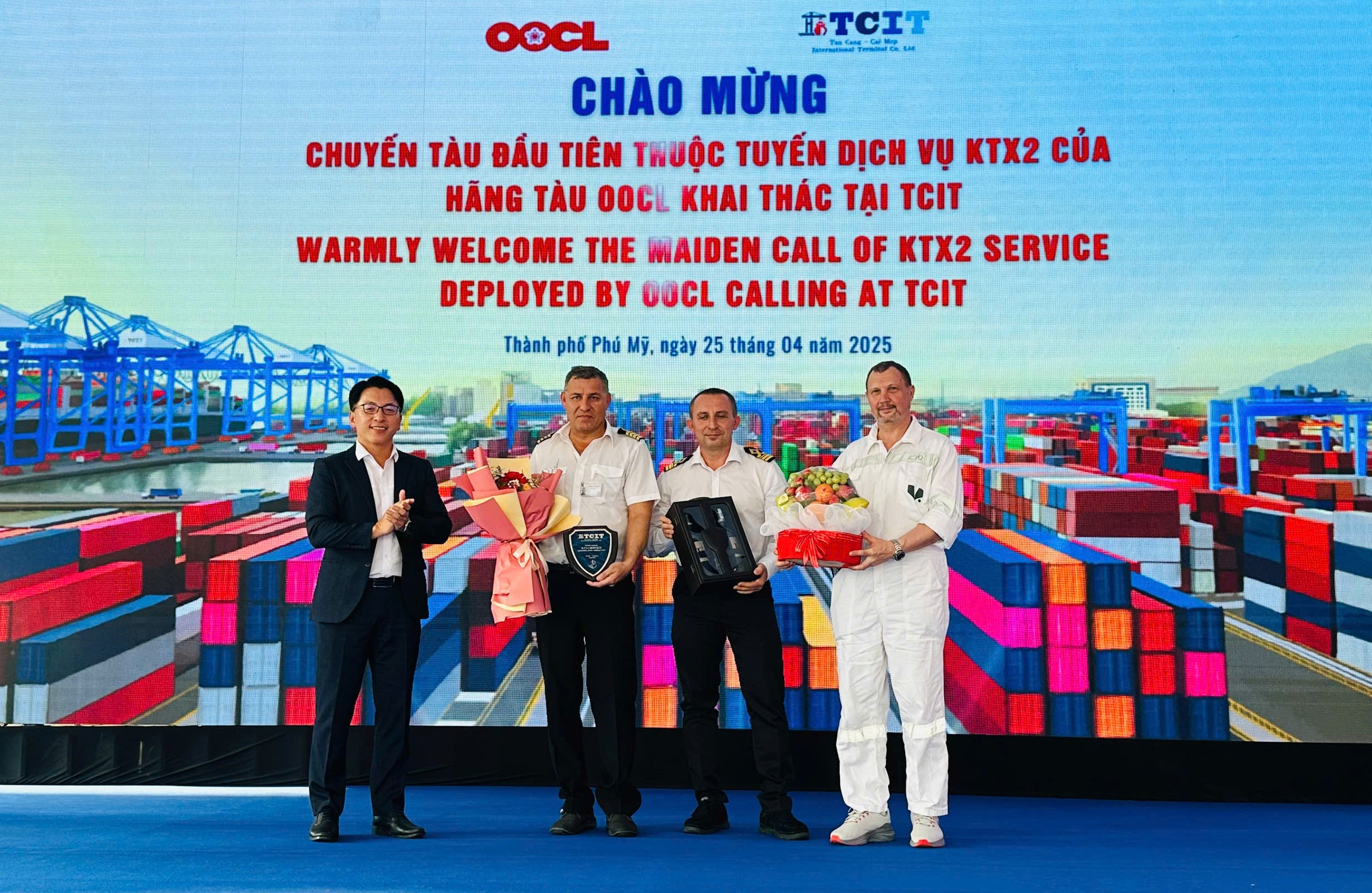 Lãnh đạo cảng TCIT tặng quà cho thuyền trưởng và thuyền viên tàu IRENES RAINBOW