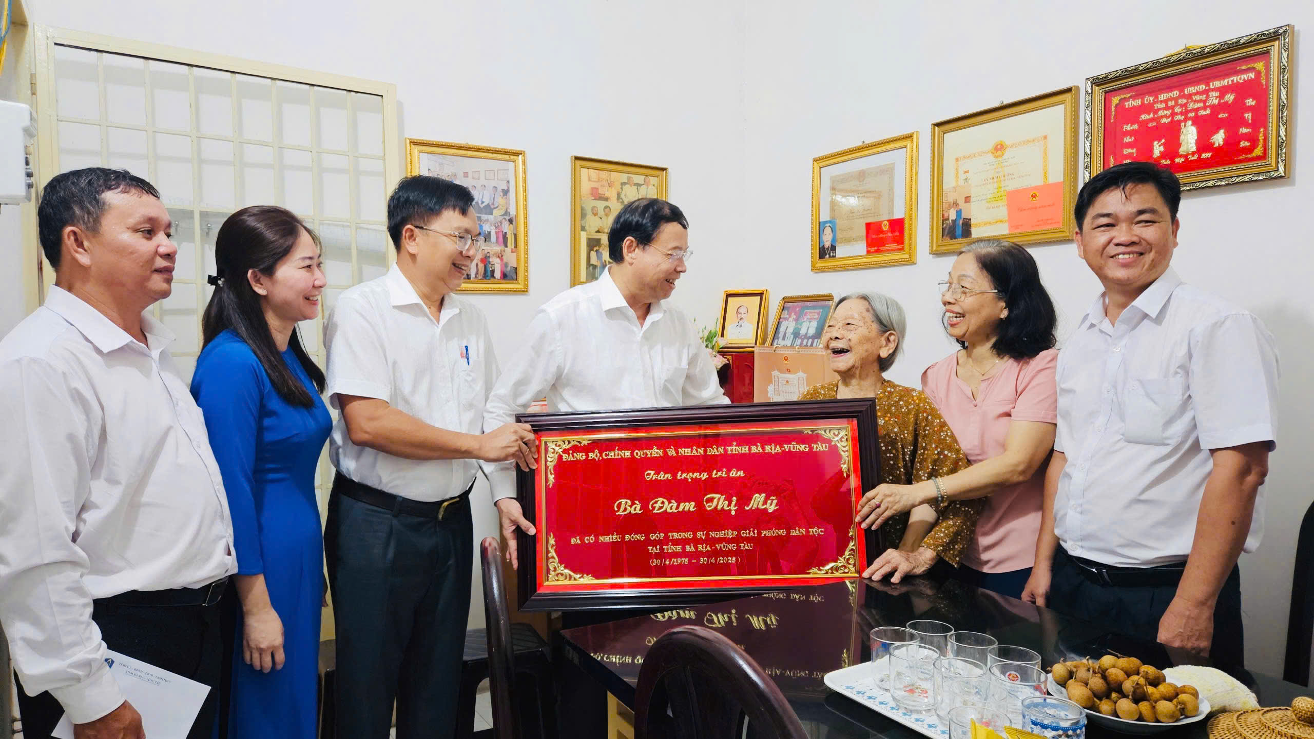 Ông Nguyễn Văn Thọ, Chủ tịch UBND tỉnh làm Trưởng đoàn thăm, tặng quà bà Đàm Thị Mỹ,  lão thành cách mạng. Ảnh: KHÁNH CHI