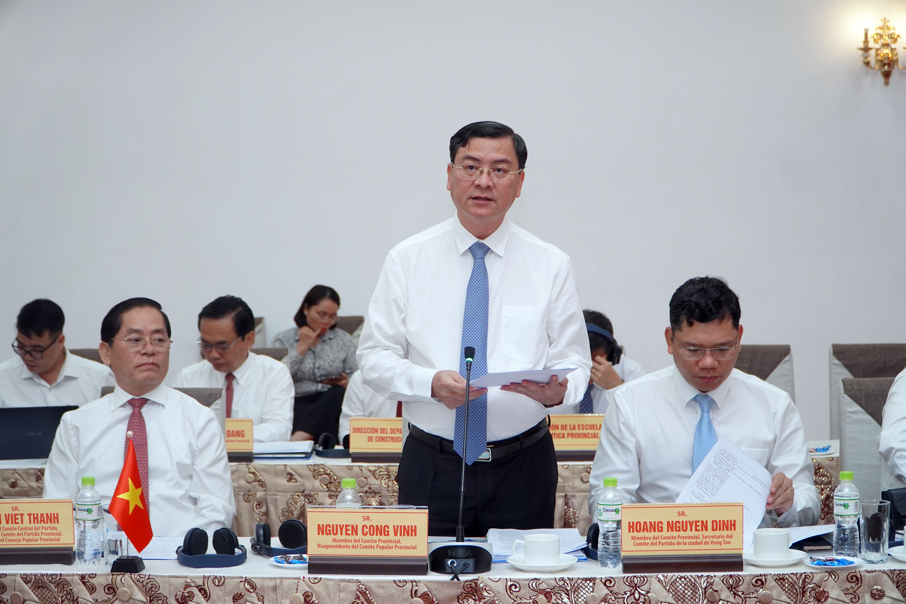 Phó Chủ tịch UBND tỉnh Nguyễn Công Vinh thông tin về tình hình phát triển kinh tế-xã hội của tỉnh.