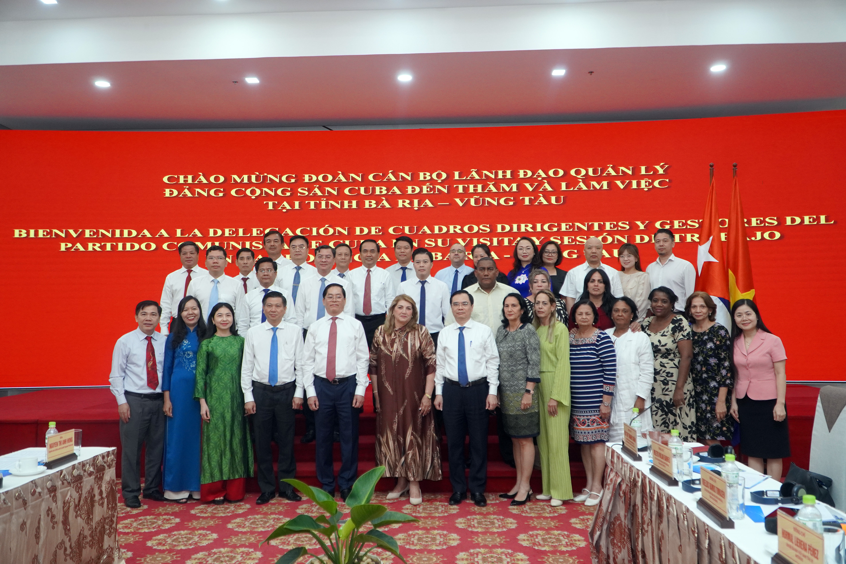 Các đại biểu chụp ảnh lưu niệm.