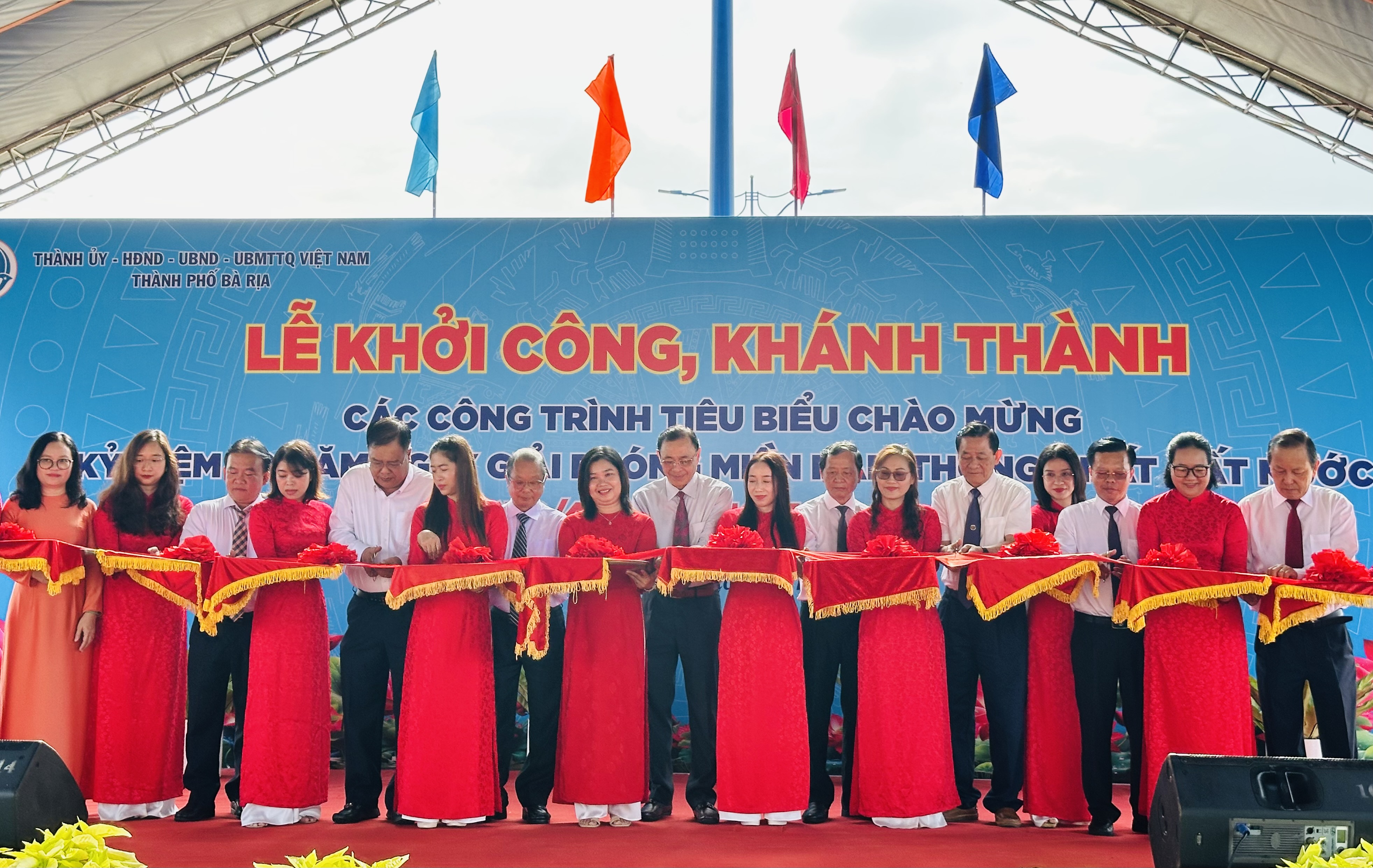 Đại biểu thực hiện nghi thức cắt băng khánh thành các công trình.