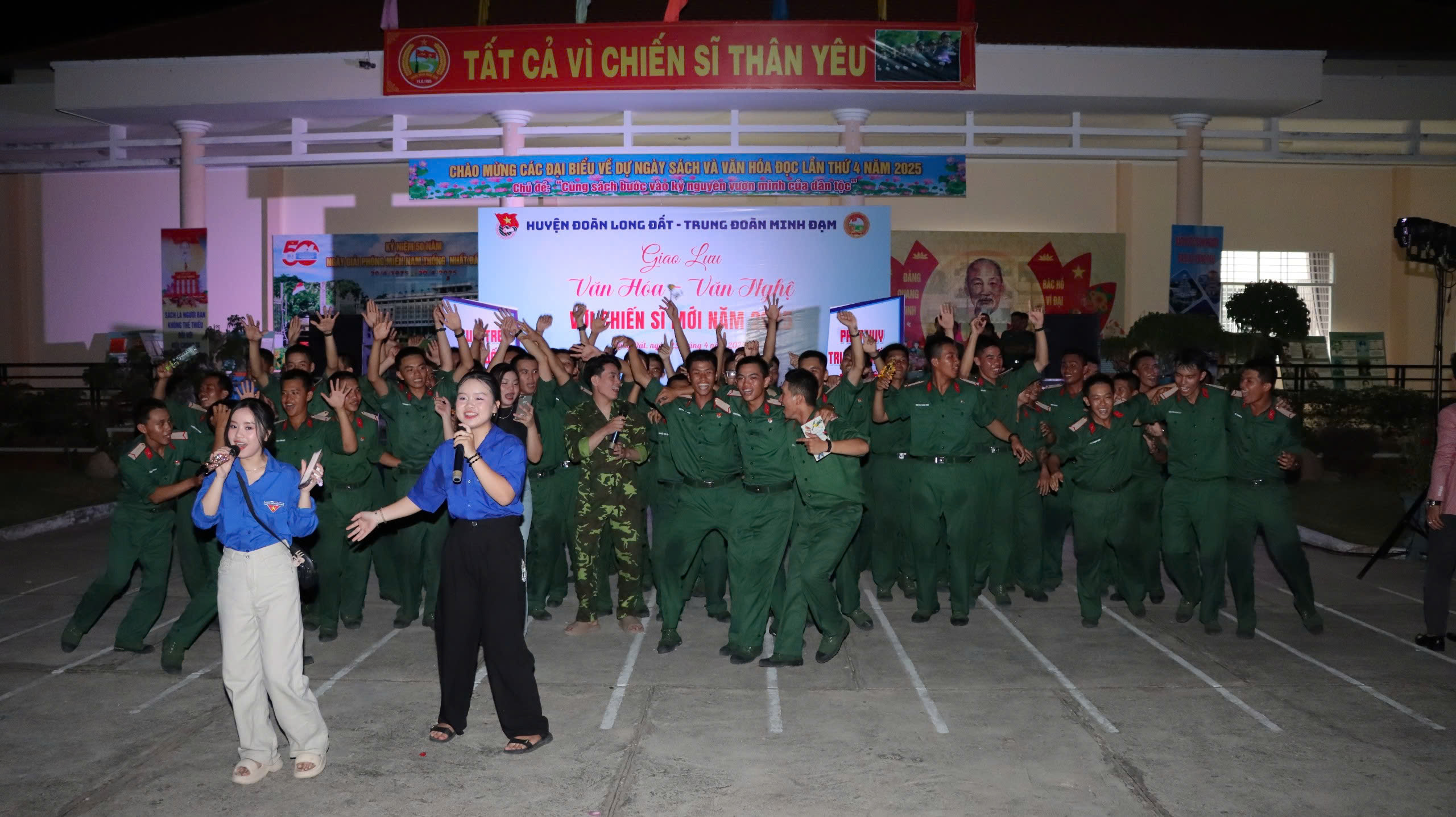 Chương trình giao lưu sôi động với nhiều tiết mục của đoàn viên thanh niên được chiến sĩ múa phụ họa.
