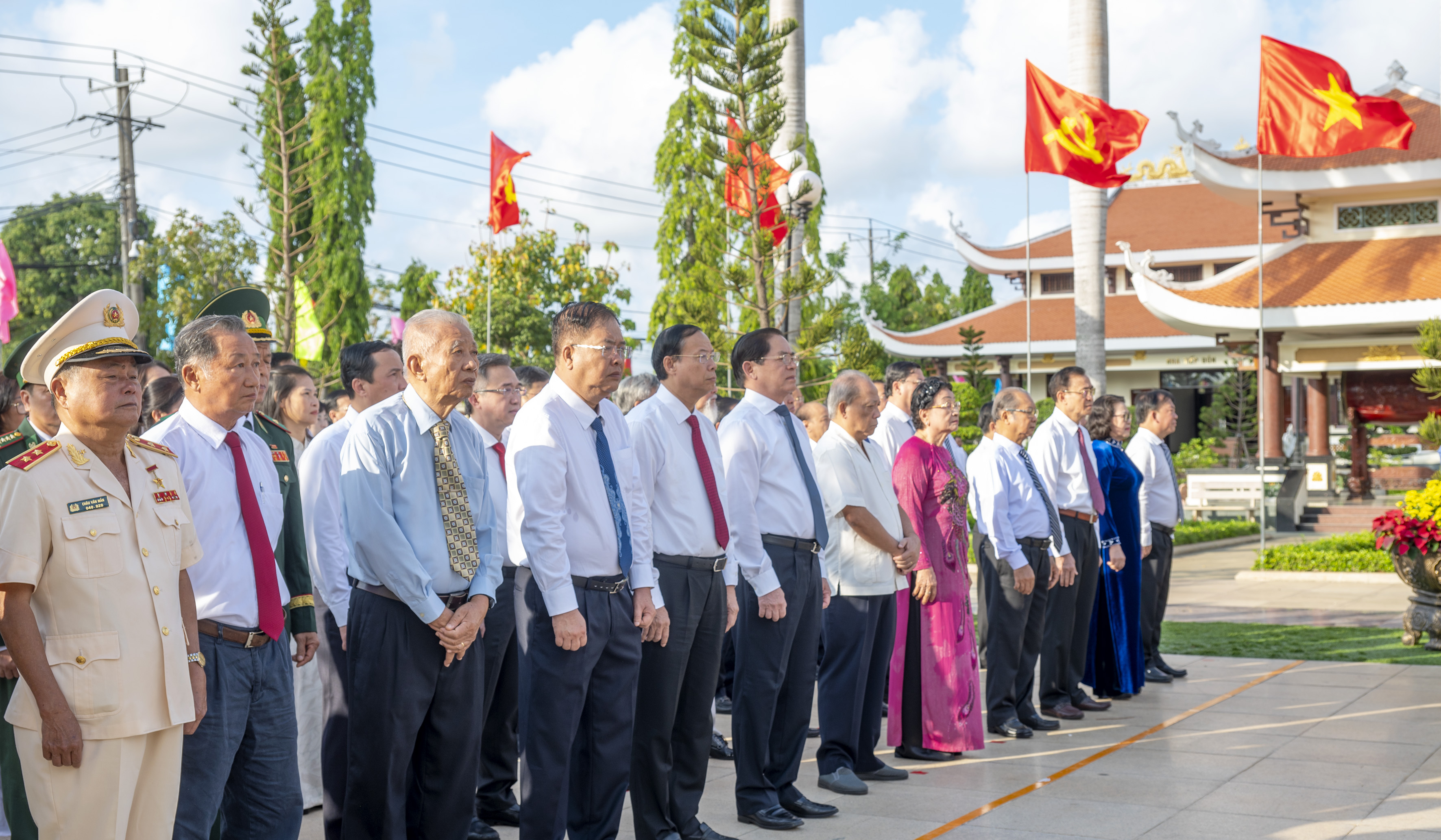 Lãnh đạo Tỉnh ủy, HĐND, UBND, UBMTTQ Việt Nam tỉnh và các đại biểu tham dự Lễ viếng.