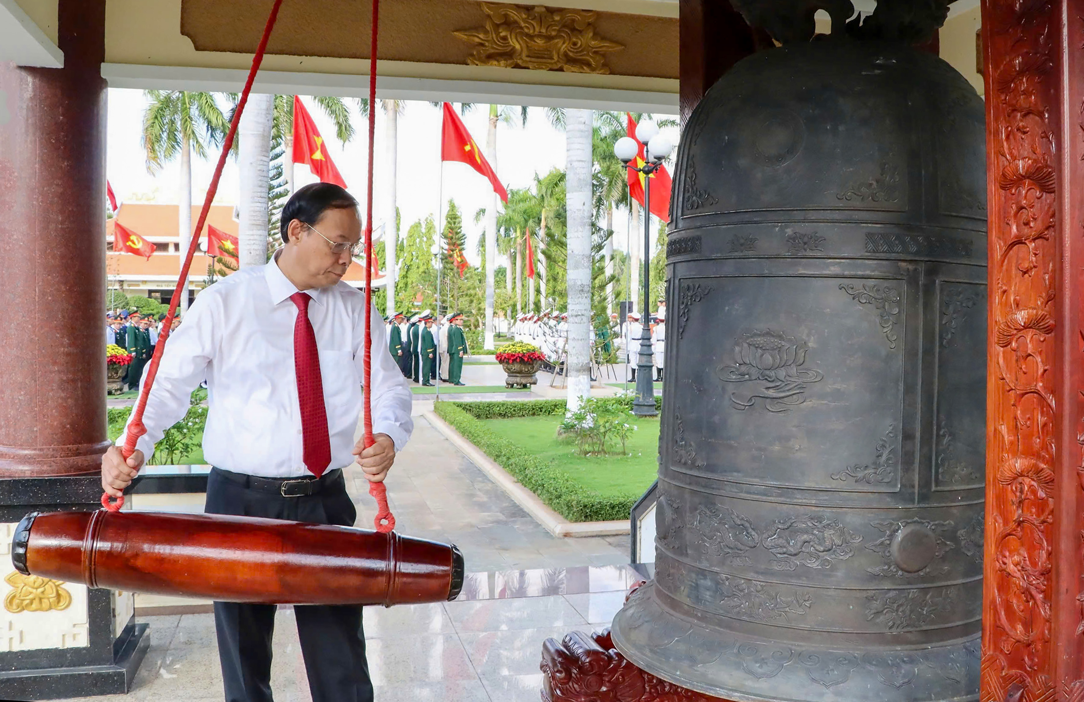 Ông Nguyễn Văn Thọ, Phó Bí thư Tỉnh ủy, Chủ tịch UBND tỉnhthực hiện nghi thức khai trống.