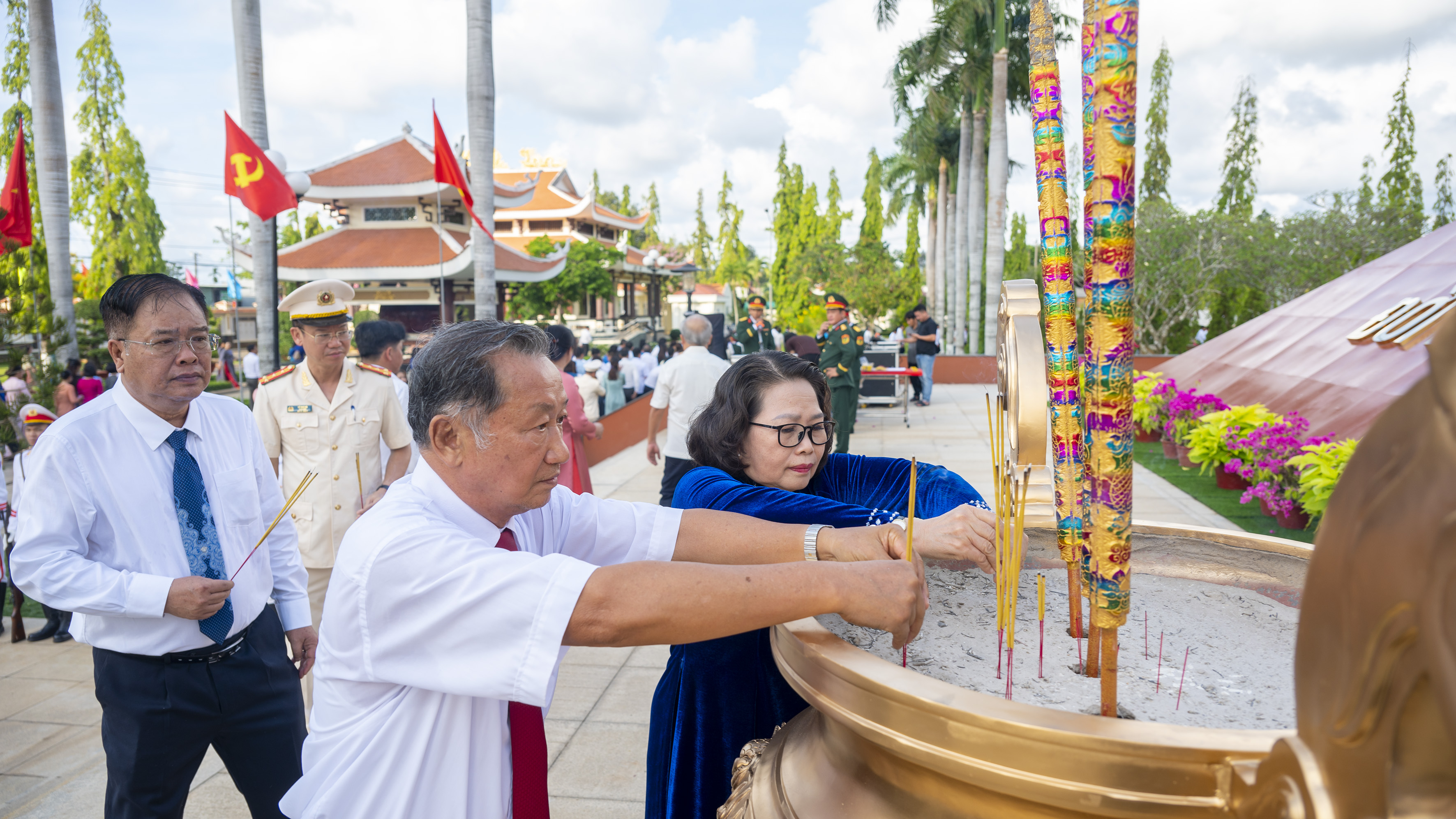 Bà Nguyễn Thị Yến, Phó Bí thư Thường trực Tỉnh ủy, Trưởng đoàn Đại biểu quốc hội tỉnh dâng hương tại Tượng đài Nghĩa trang Liệt sĩ tỉnh.