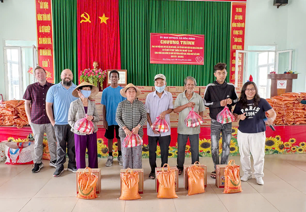 Những phần quà thiết thực được trao tới các hộ vừa thoát nghèo xã Hòa Hưng.