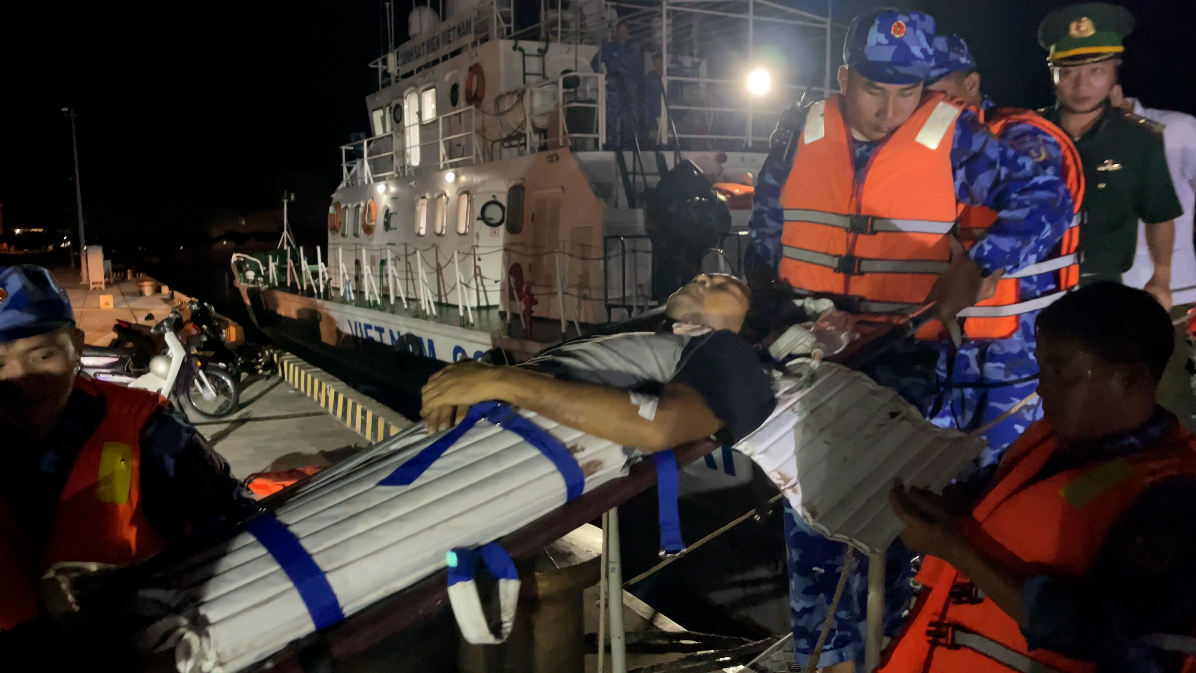 Tàu Cảnh sát biển 8005, Bộ Tư lệnh Vùng Cảnh sát biển 3 cứu thành công 5 thuyền viên nước ngoài tại vùng biển ngoài khơi Côn Đảo ngày 30/12/2024.