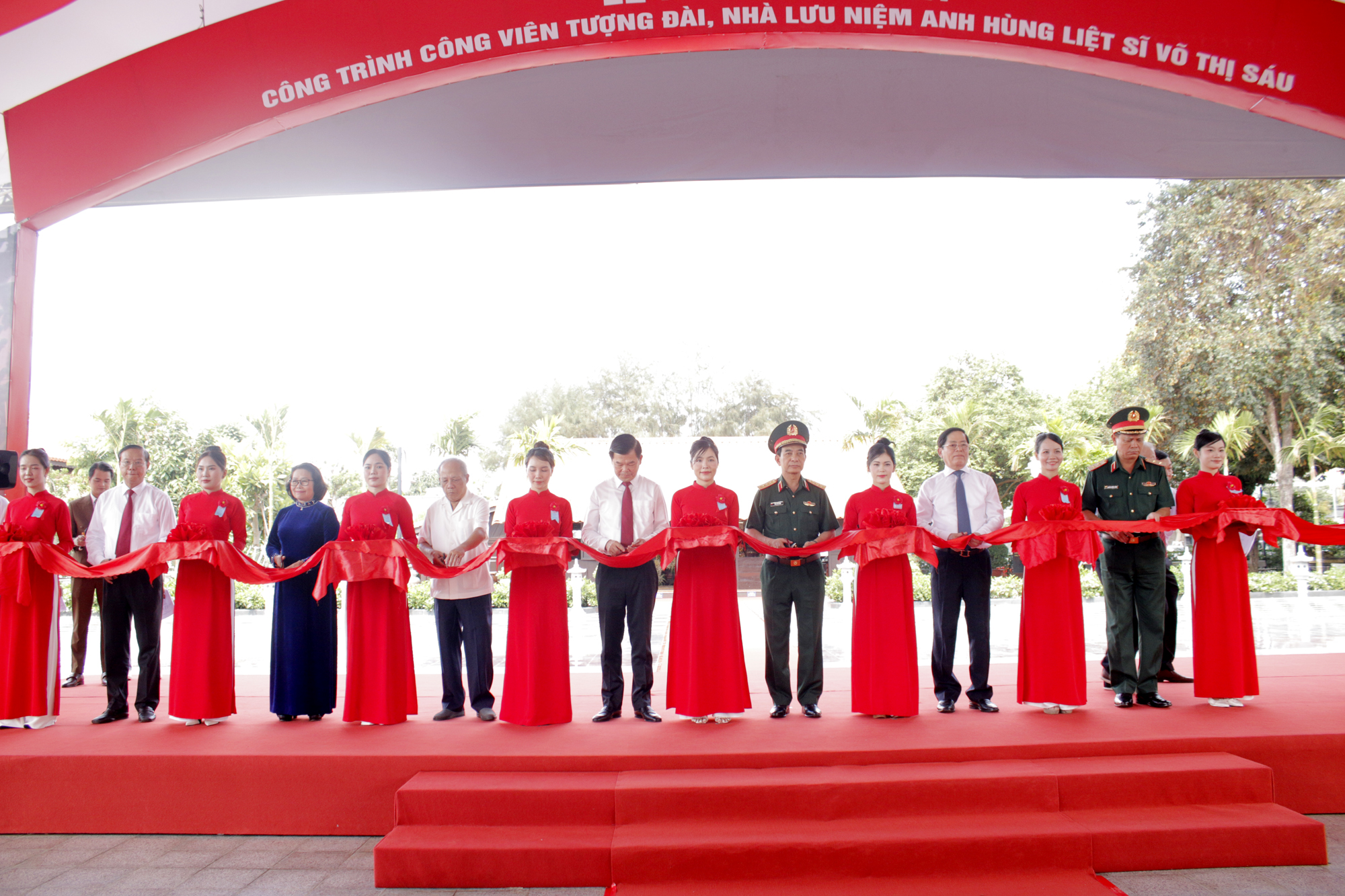 Lãnh đạo Đảng Nhà nước cùng lãnh đạo tỉnh cắt băng khánh thành Công trình Công trình Công viên Tượng đài, Nhà lưu niệm Anh hùng Liệt sĩ Võ Thị Sáu. 