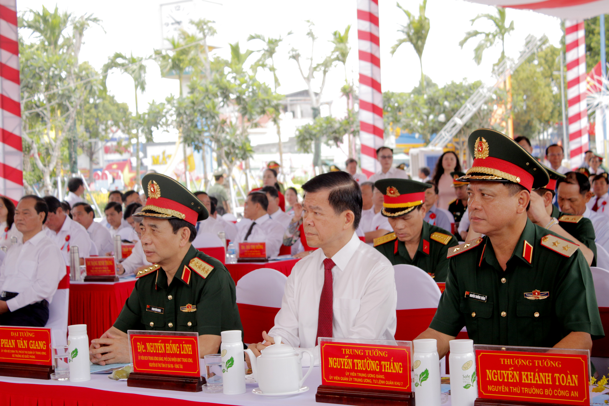 Đại tướng Phan Văn Giang, Ủy viên Bộ Chính trị, Phó Bí thư Quân ủy Trung ương, Bộ trưởng Bộ Quốc phòng; Nguyễn Hồng Lĩnh, Ủy viên Trung ương Đảng, Phó Chủ nhiệm Ủy ban Kiểm tra Trung ương; Trung tướng Phạm Trường Thắng, Ủy viên Trung ương Đảng, Tư lệnh Quân khu 7 tham dự lễ khánh thành.