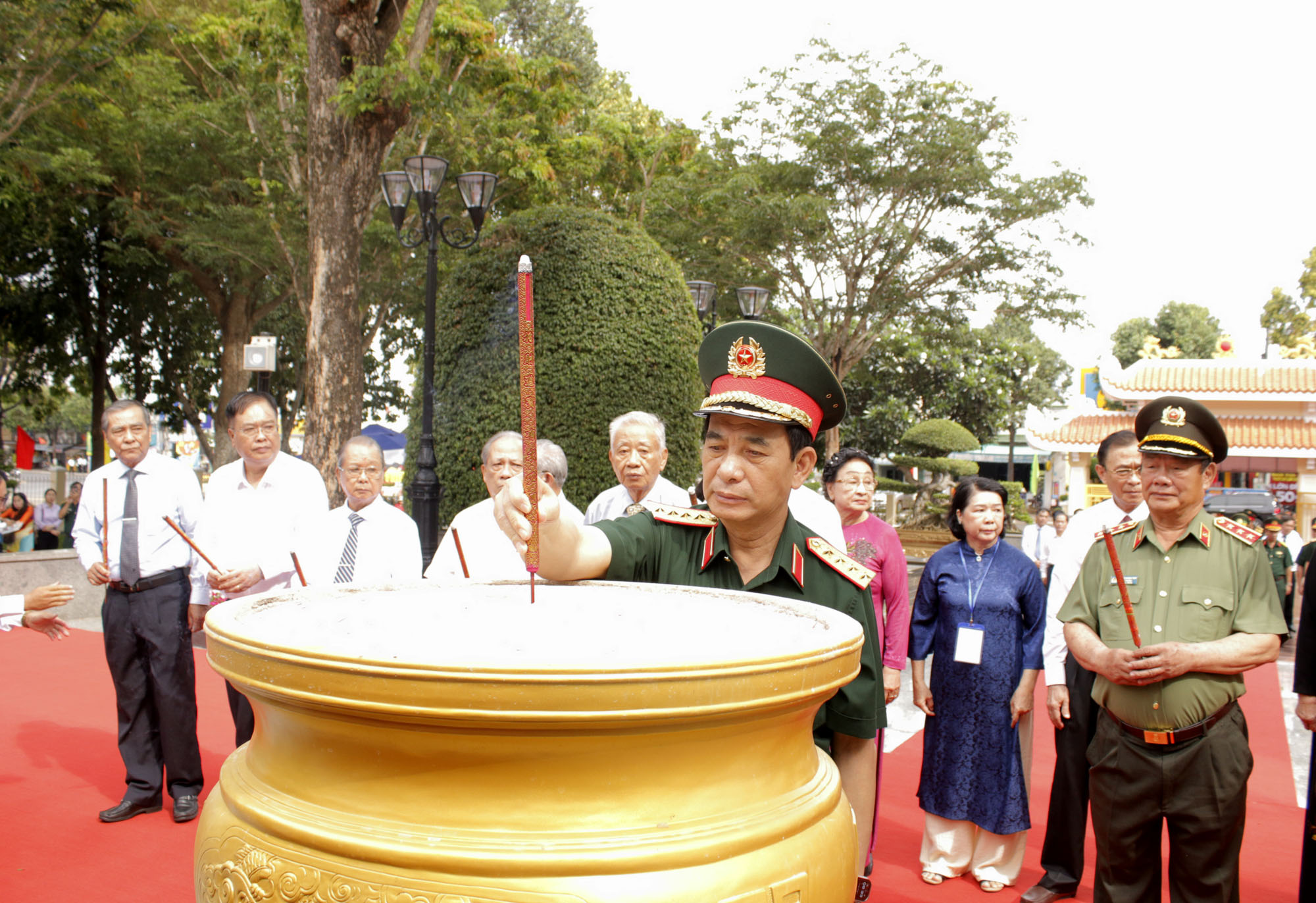 Đại tướng Phan Văn Giang, Ủy viên Bộ Chính trị, Phó Bí thư Quân ủy Trung ương, Bộ trưởng Bộ Quốc phòng dâng hương tại Tượng đài Anh hùng Liệt sĩ Võ Thị Sáu.