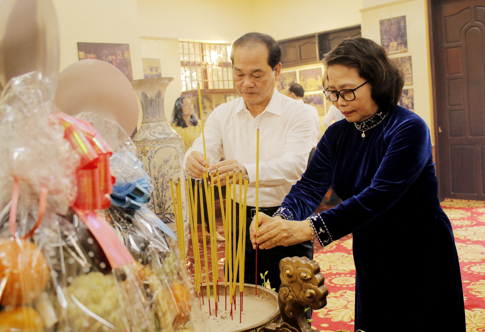 Bà Nguyễn Thị Yến, Phó Bí thư Thường trực Tỉnh ủy, Trưởng đoàn ĐBQH tỉnh dâng hương tại Nhà lưu niệm Anh hùng Liệt sĩ Võ Thị Sáu.