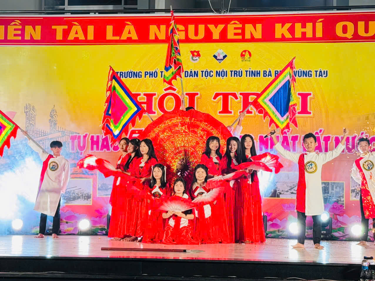 Tiết mục văn nghệ của các em học sinh Trường PT Dân tộc Nội trú tỉnh tối 25/4.