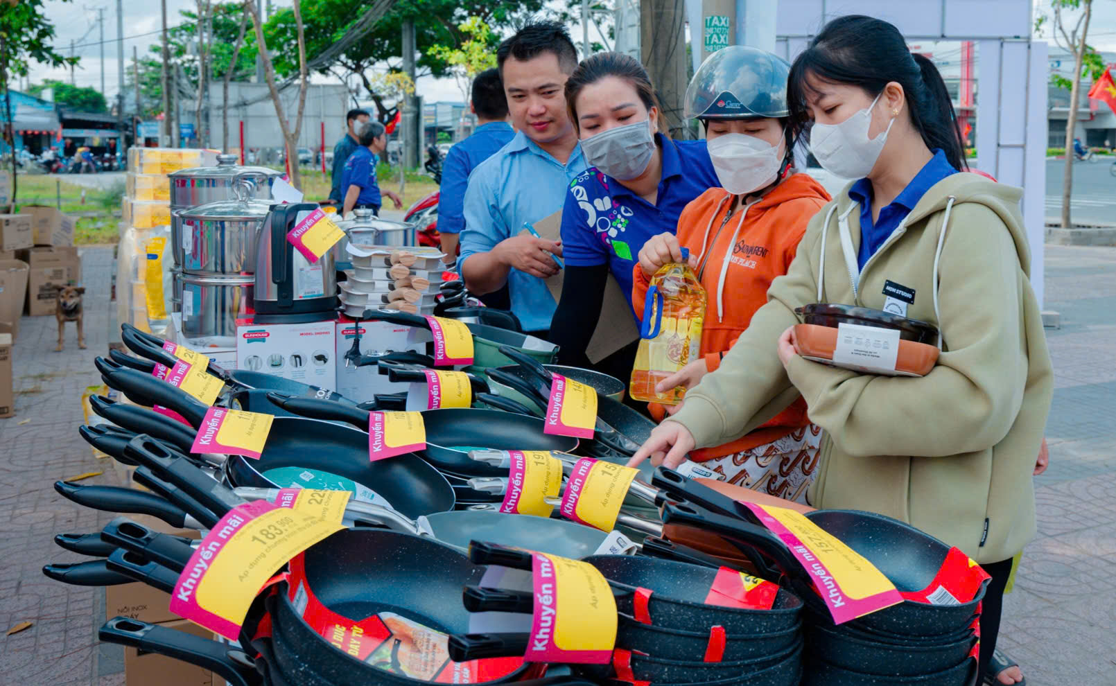 Người dân tham quan, lựa chọn các sản phẩm ưu đãi tại chương trình.