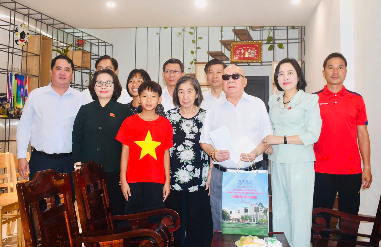 Phó Chủ tịch Quốc hội Nguyễn Thị Thanh và lãnh đạo tỉnh 