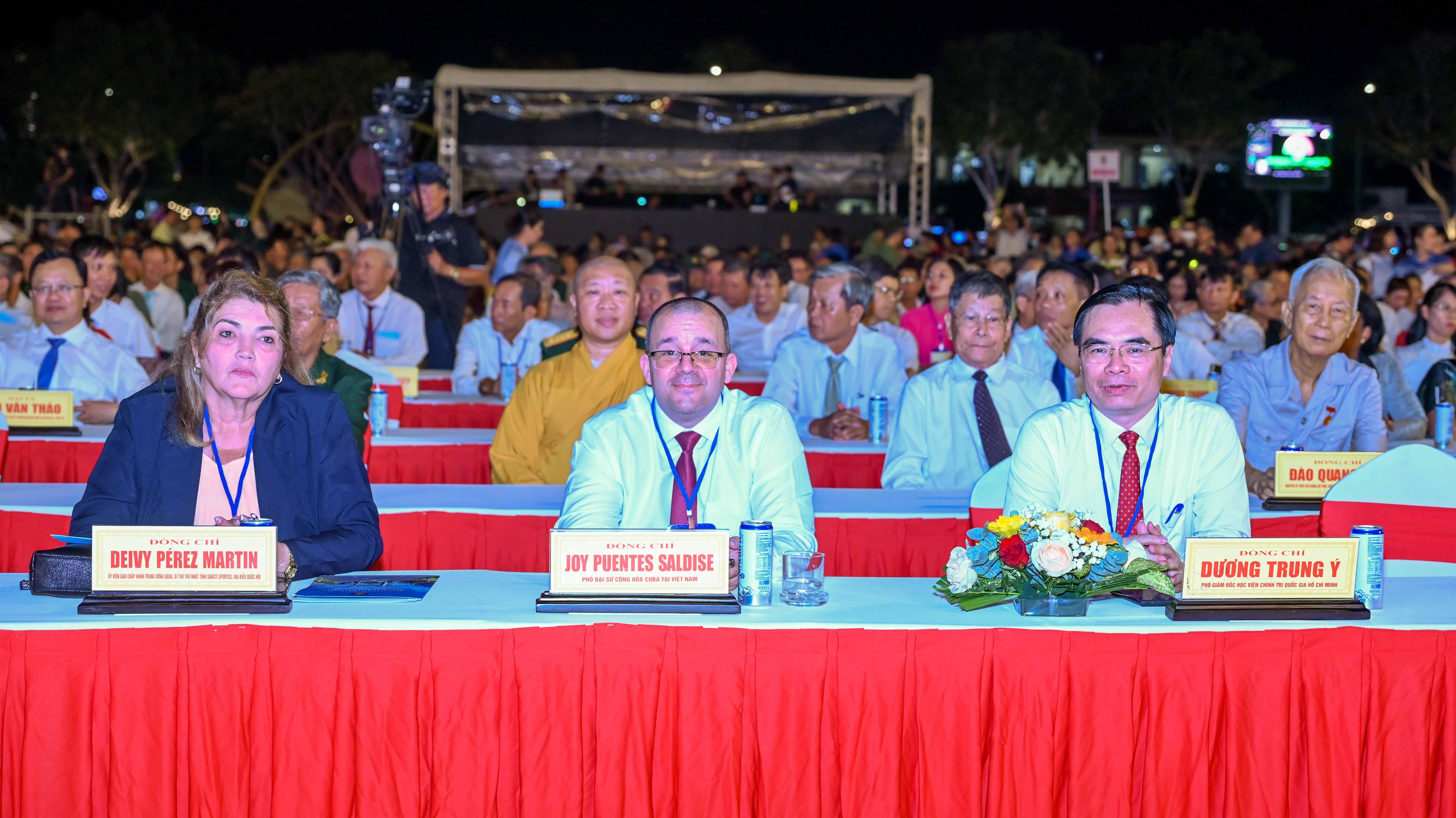 Bà Deivy Pérez Martin, Ủy viên Ban Chấp hành Trung ương Đảng Cộng sản Cuba, Bí thư thứ nhất Tỉnh ủy Sancti Spiritus cùng các đại biểu tham dự lễ kỷ niệm.