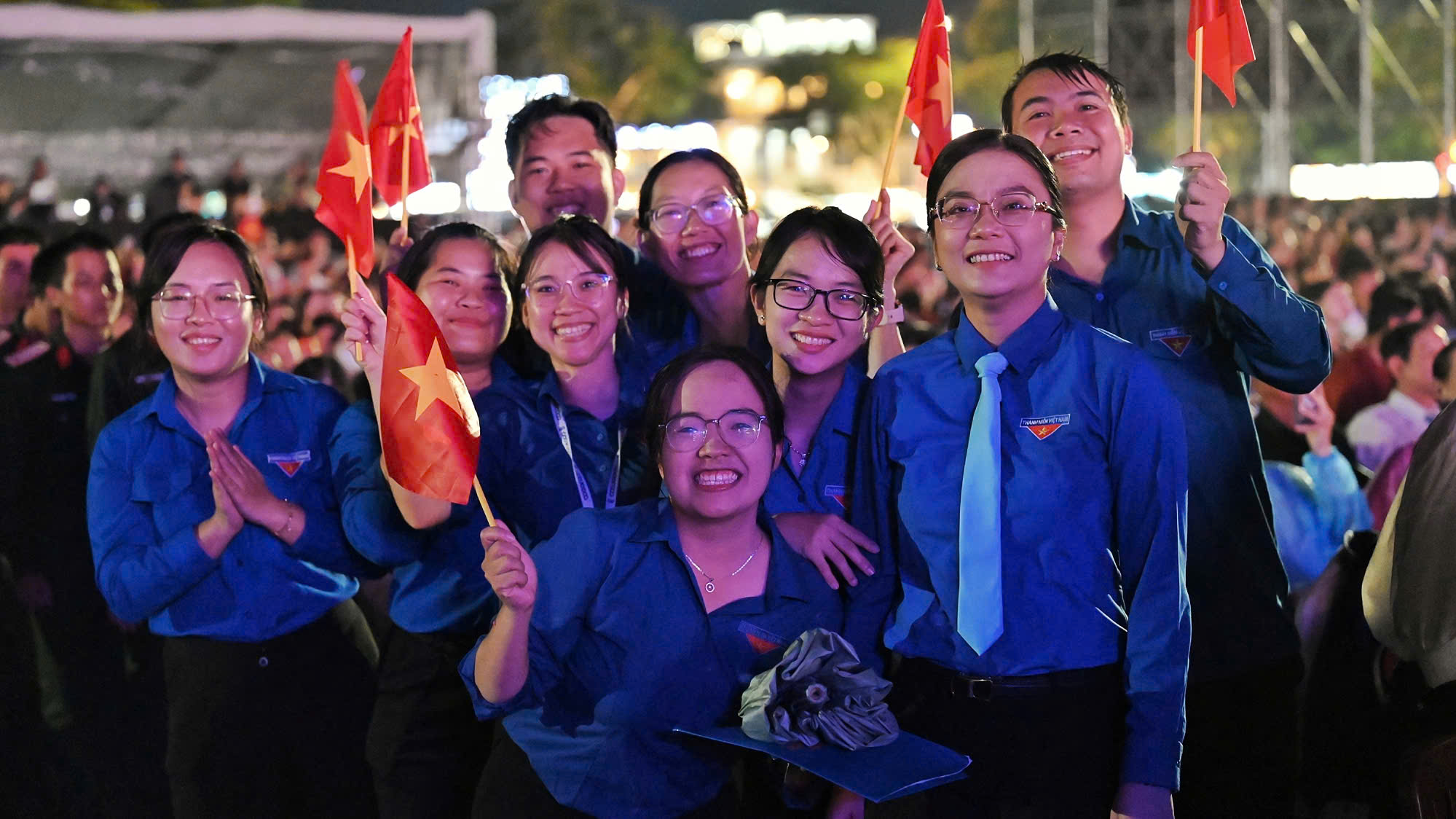 Đông đảo các tầng lớp Nhân dân đến thưởng thức chương trình.