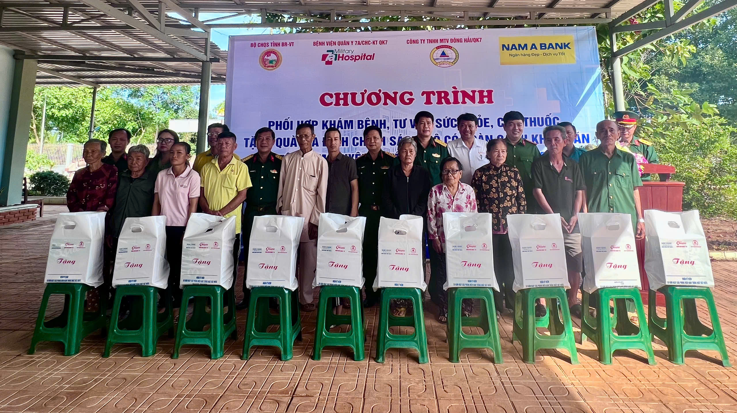 Lãnh đạo Bệnh viện QUân y 7A, Bộ CHQS tỉnh và nhà tài trợ tặng quà cho người dân.