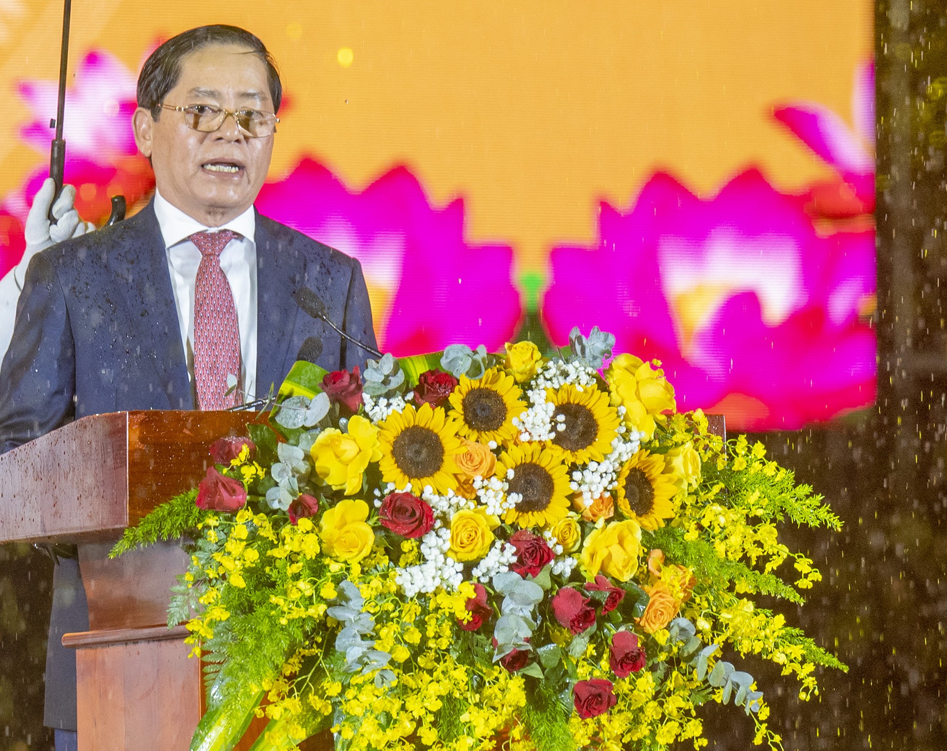 Ông Phạm Viết Thanh, Ủy viên Trung ương Đảng, Bí thư Tỉnh ủy, Chủ tịch HĐND tỉnh trình bày diễn văn kỷ niệm 50 năm ngày giải phóng tỉnh Bà Rịa-Vũng Tàu.