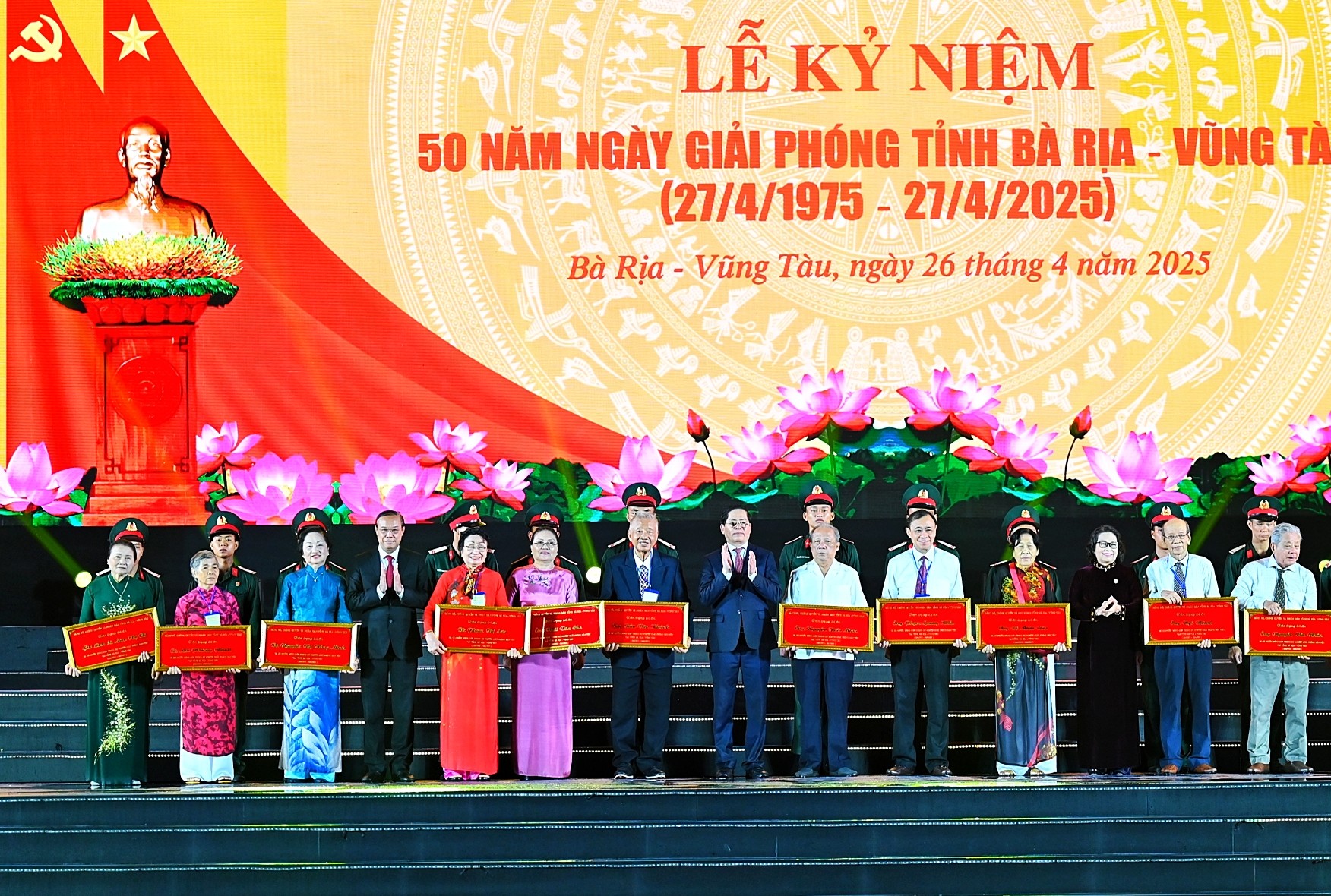 Lãnh đạo tỉnh Bà Rịa-Vũng Tàu tặng quà tri ân các đại biểu lão thành cách mạng, cán bộ tiền khởi nghĩa, Mẹ Việt Nam anh hùng, Anh hùng lực lượng vũ trang Nhân dân, đại diện thương binh, người có công với cách mạng...