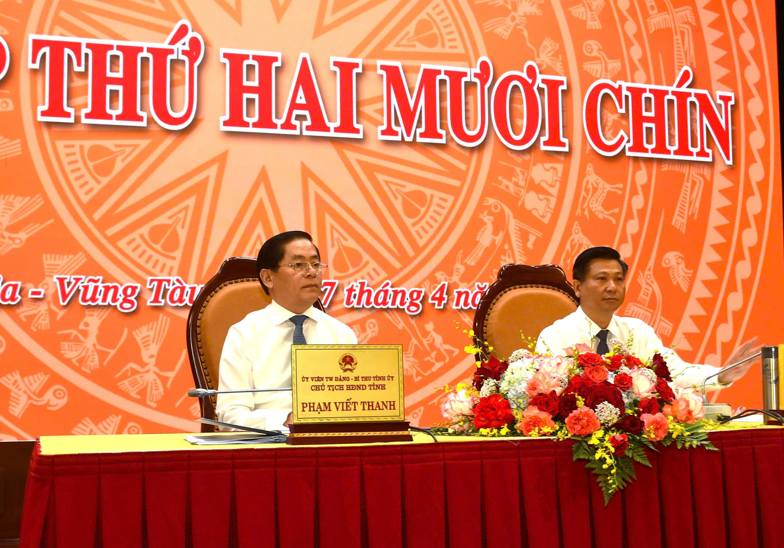 Ông Phạm Viết Thanh, Ủy viên Trung ương Đảng, Bí thư Tỉnh ủy, Chủ tịch HĐND tỉnh và ông Trần Văn Tuấn, Ủy viên Ban Thường vụ Tỉnh ủy, Phó Chủ tịch HĐND tỉnh, chủ tọa kỳ họp.
