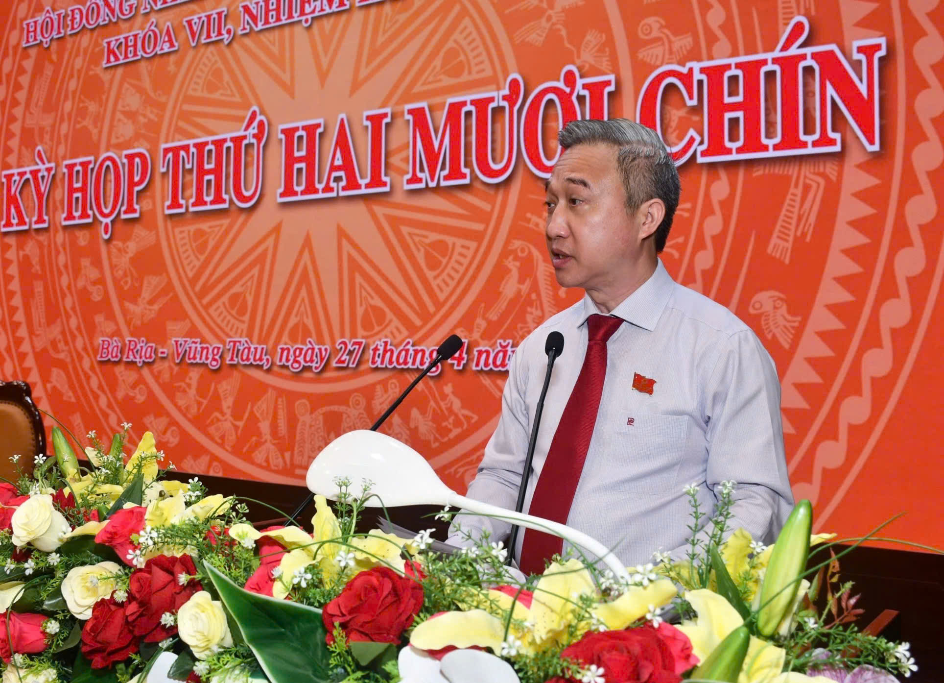 Ông Đặng Minh Thông, Ủy viên Ban Thường vụ Tỉnh ủy, Phó Chủ tịch UBND tỉnh trình bày tờ trình về sắp xếp đơn vị hành chính cấp xã.