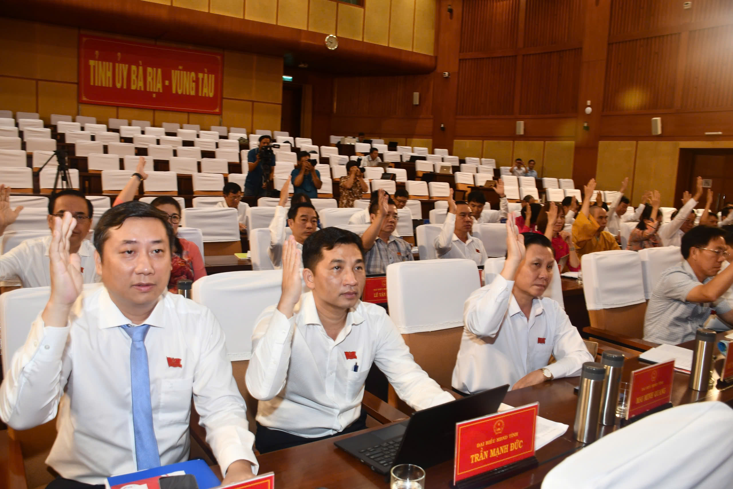 Các đại biểu HĐND tỉnh biểu quyết thông qua Nghị quyết kỳ họp.