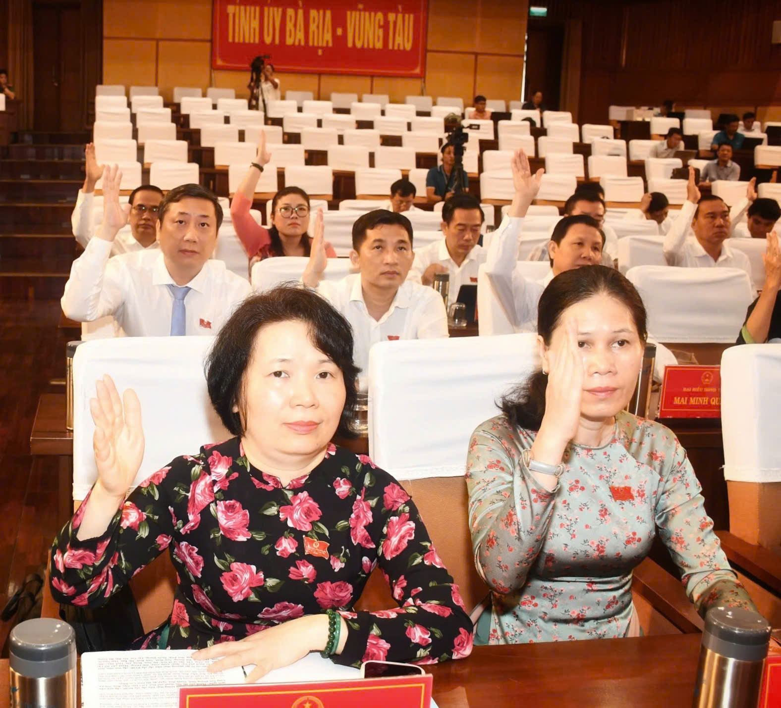 Các đại biểu HĐND tỉnh biểu quyết thông qua Nghị quyết kỳ họp.