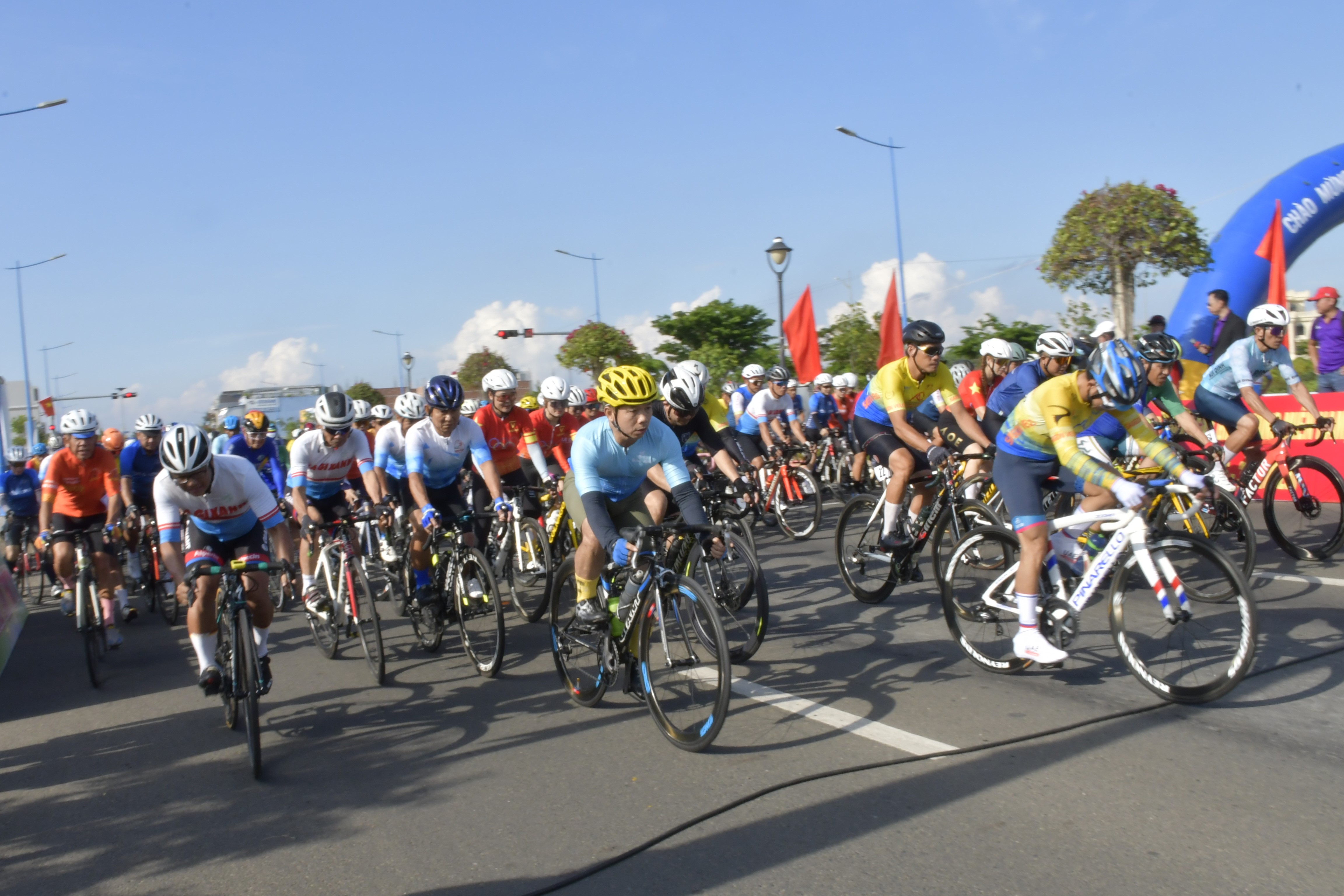 Các VĐV  tranh tài  cự ly 28km. 