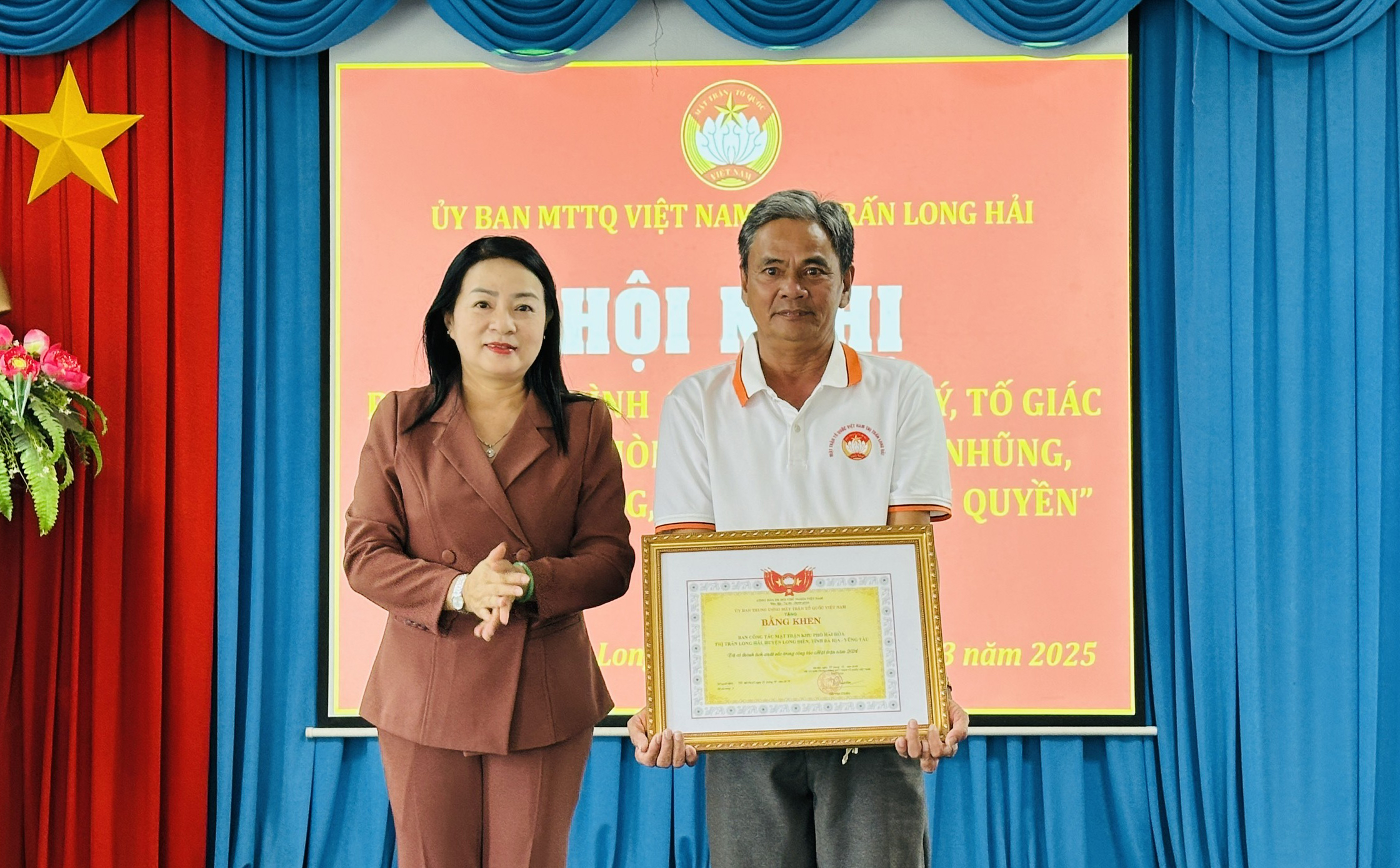Ông Nguyễn Quang Hiếu nhận Bằng khen của Trung ương MTTQ Việt Nam tặng Ban Công tác mặt trận KP.Hải Hòa.
