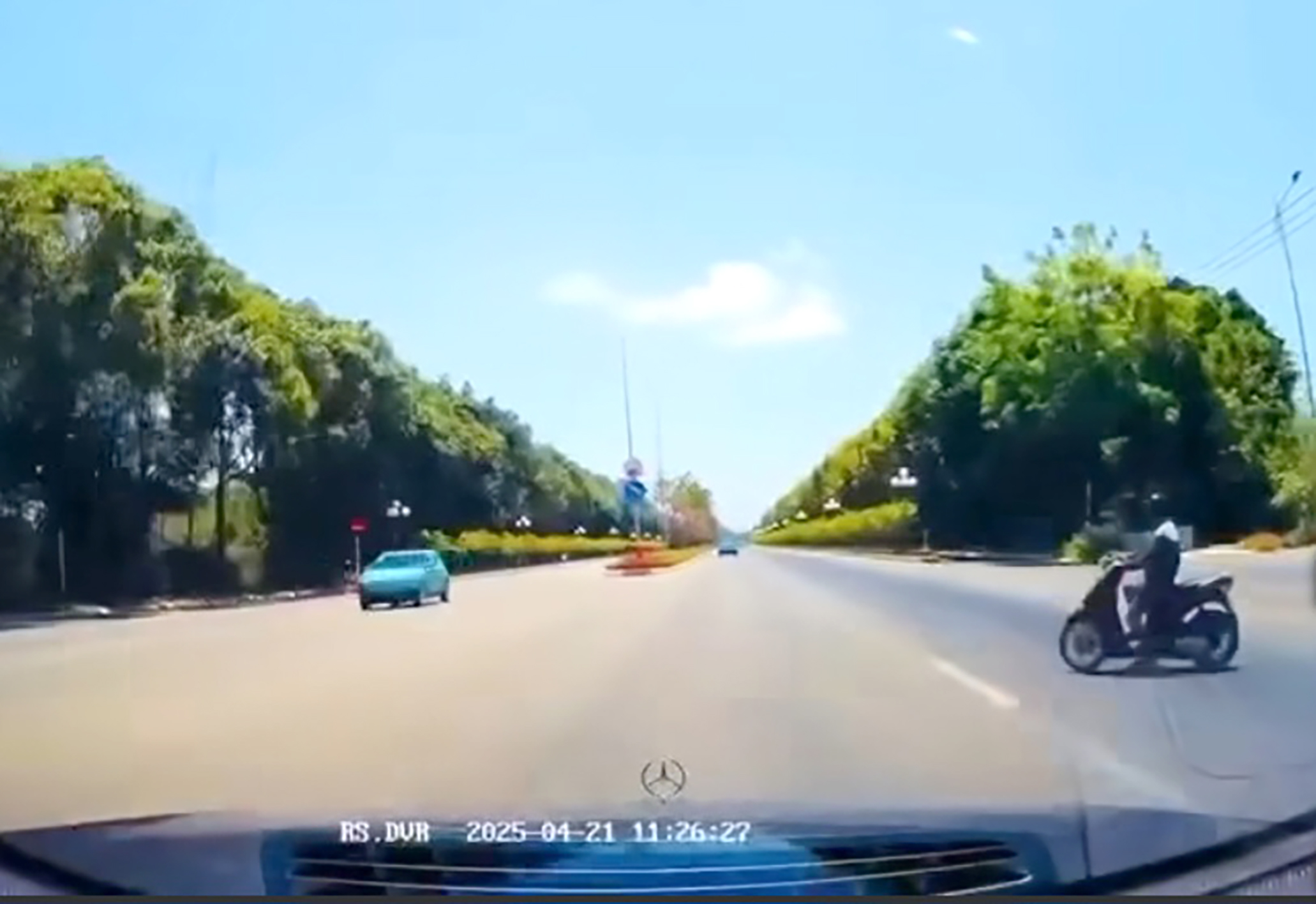 Hình ảnh tình huống trong bài viết cắt từ clip khi tai nạn suýt xảy ra giữa xe máy và ô tô trên đường 3/2  (TP.Vũng Tàu) ngày 21/4.